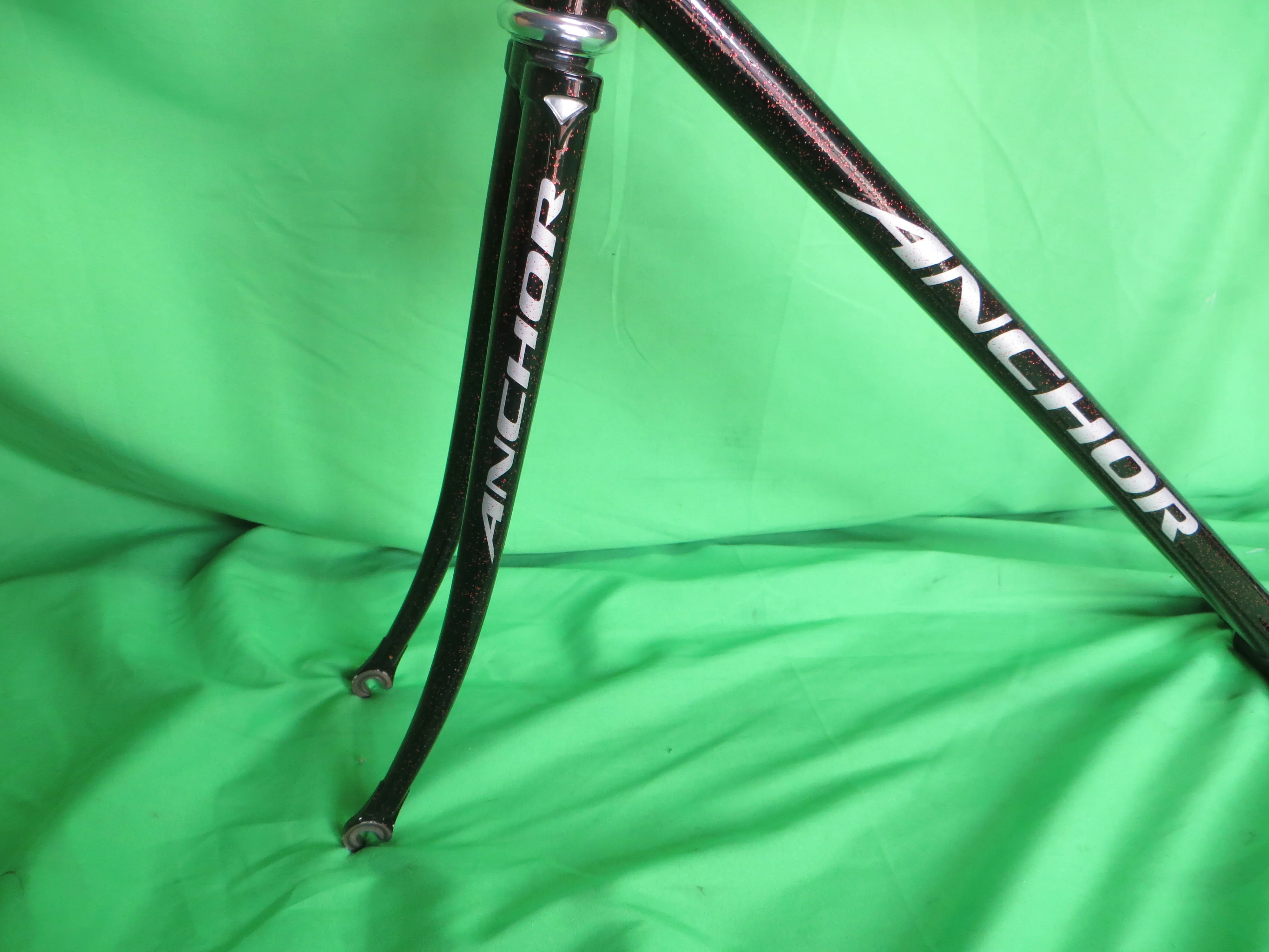 Anchor Kaisei 8630R  // Black with Super Red Flake // 51.5cm - Image 3