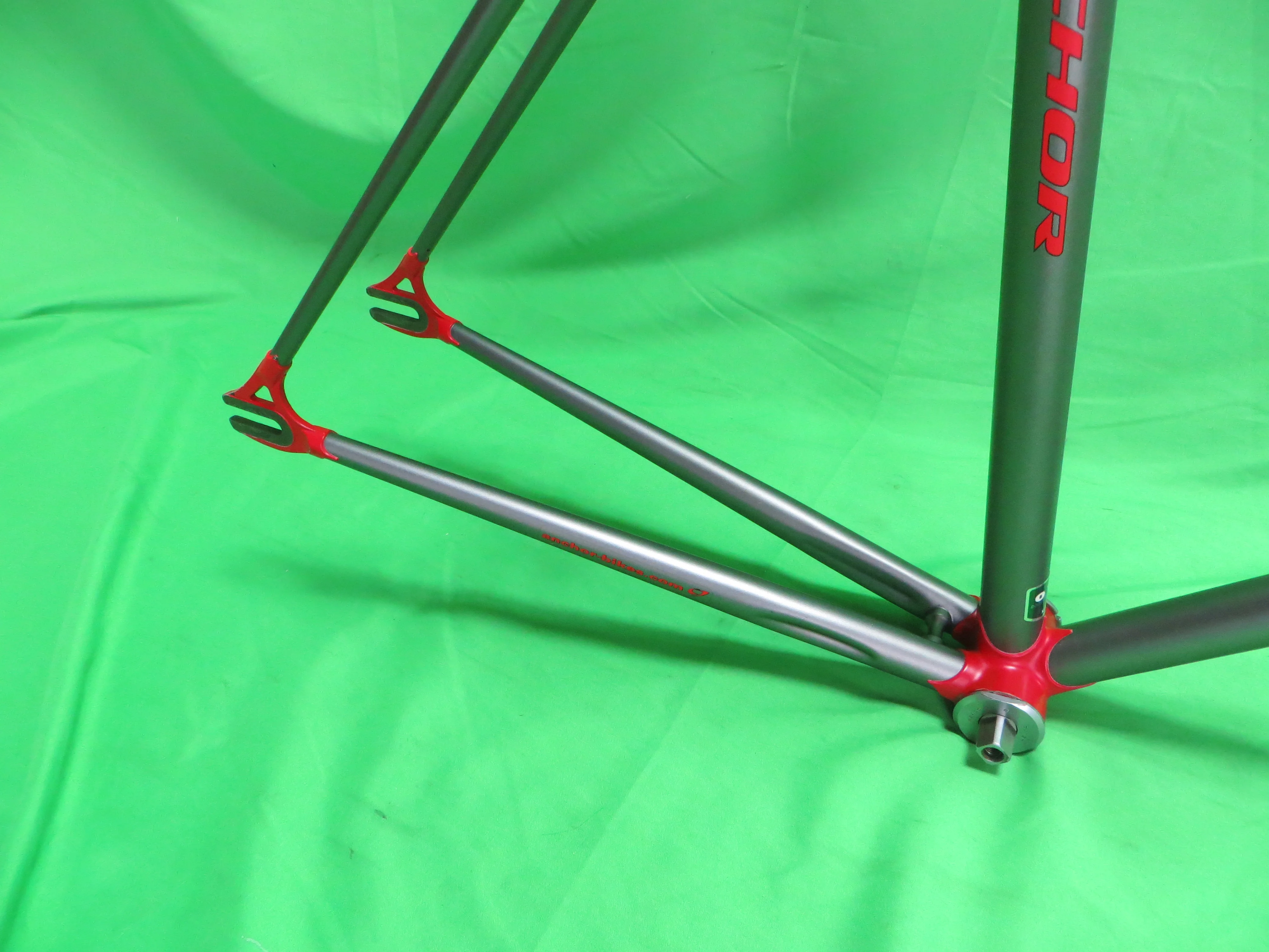 Anchor // Matte Gray Red Lugs // 51cm - Image 13