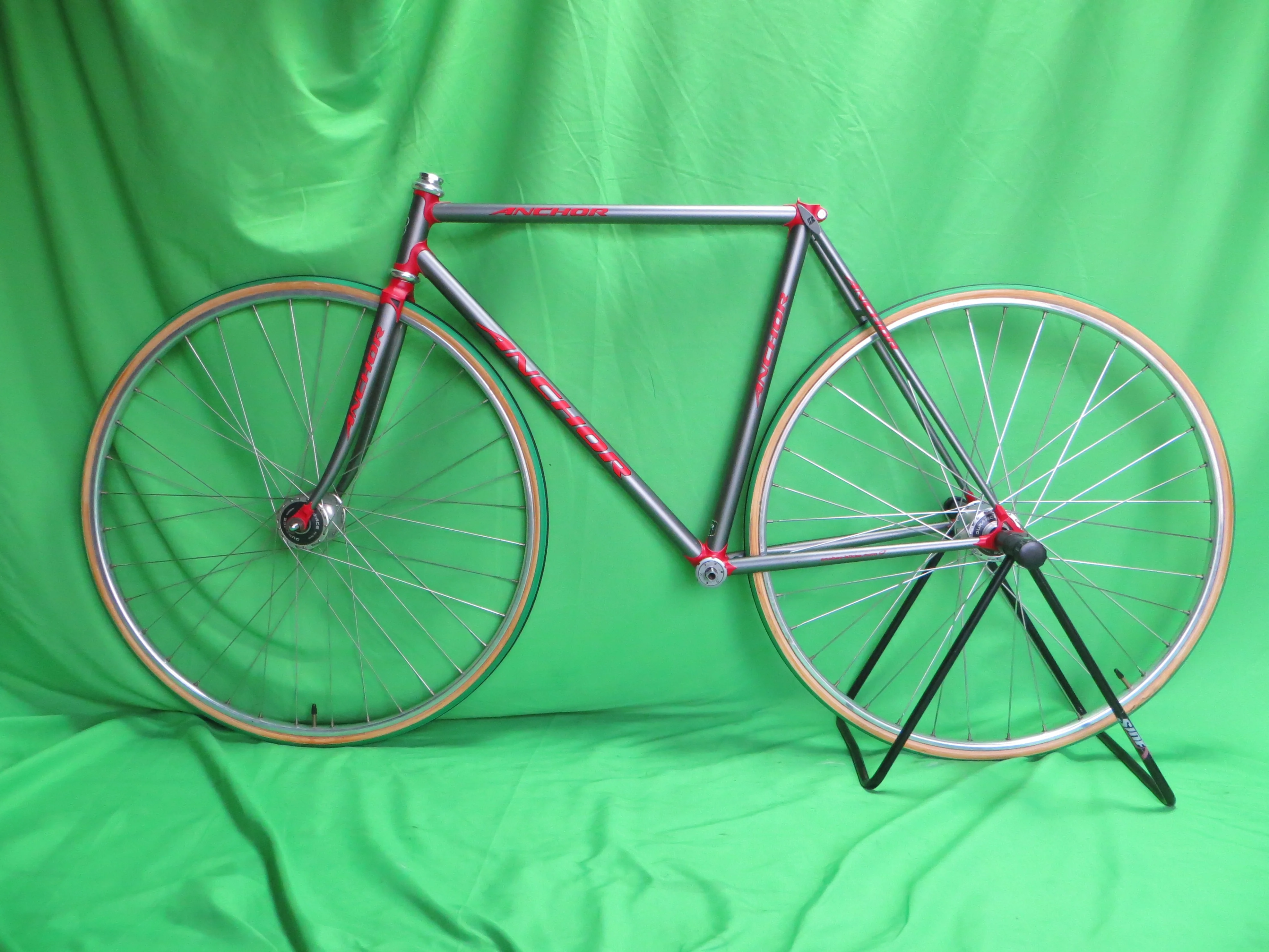 Anchor // Matte Gray Red Lugs // 51cm - Image 15