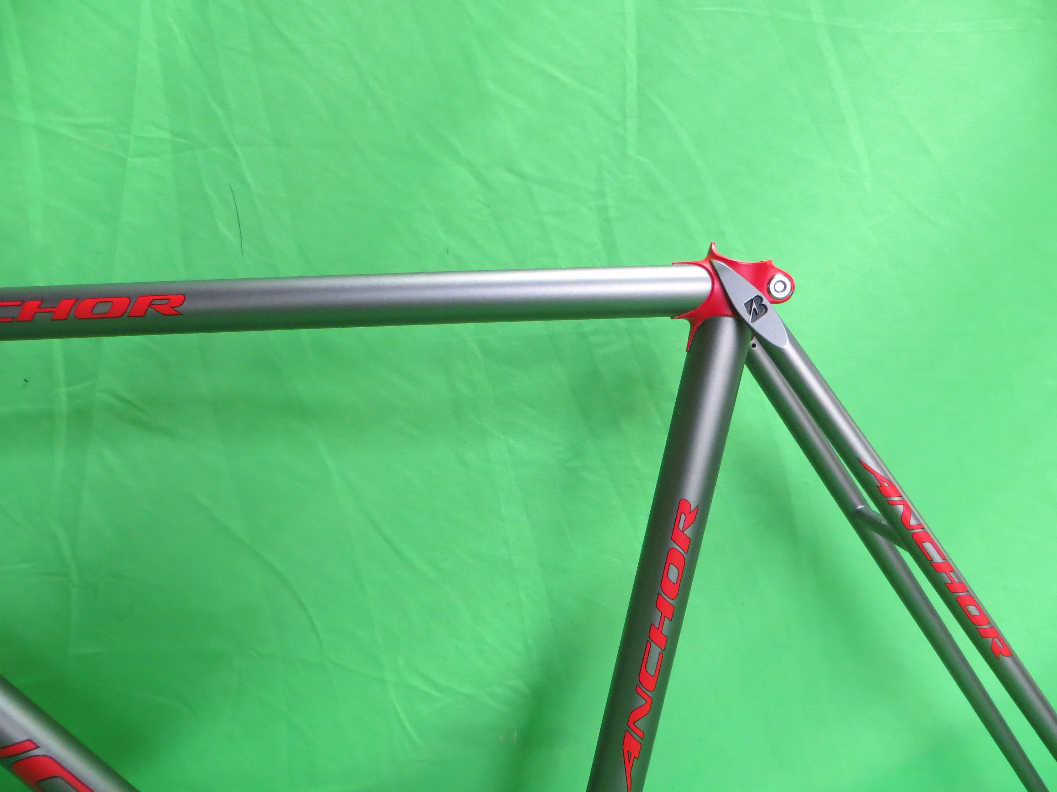 Anchor // Matte Gray Red Lugs // 51cm - Image 4
