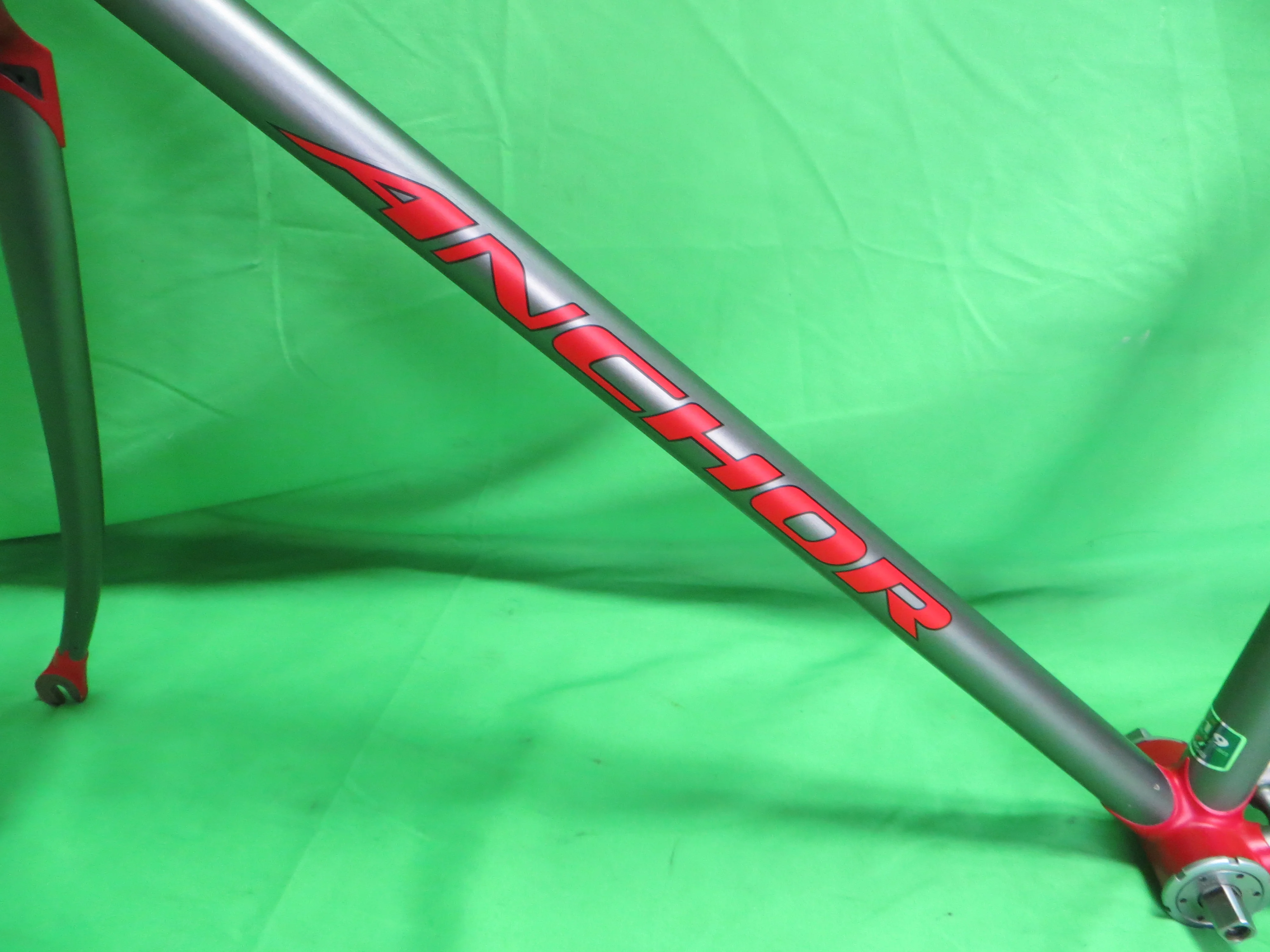 Anchor // Matte Gray Red Lugs // 51cm - Image 5