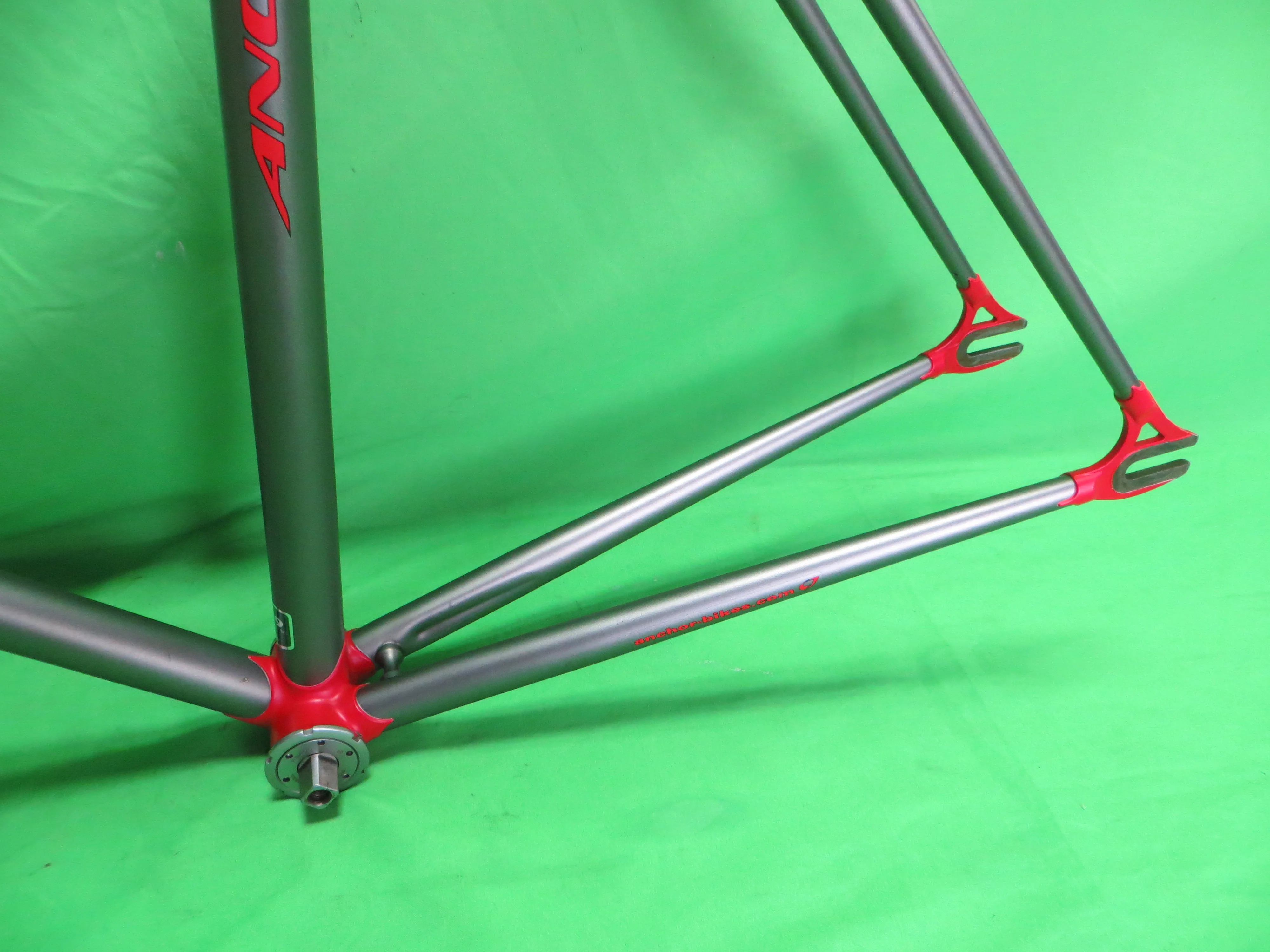 Anchor // Matte Gray Red Lugs // 51cm - Image 6