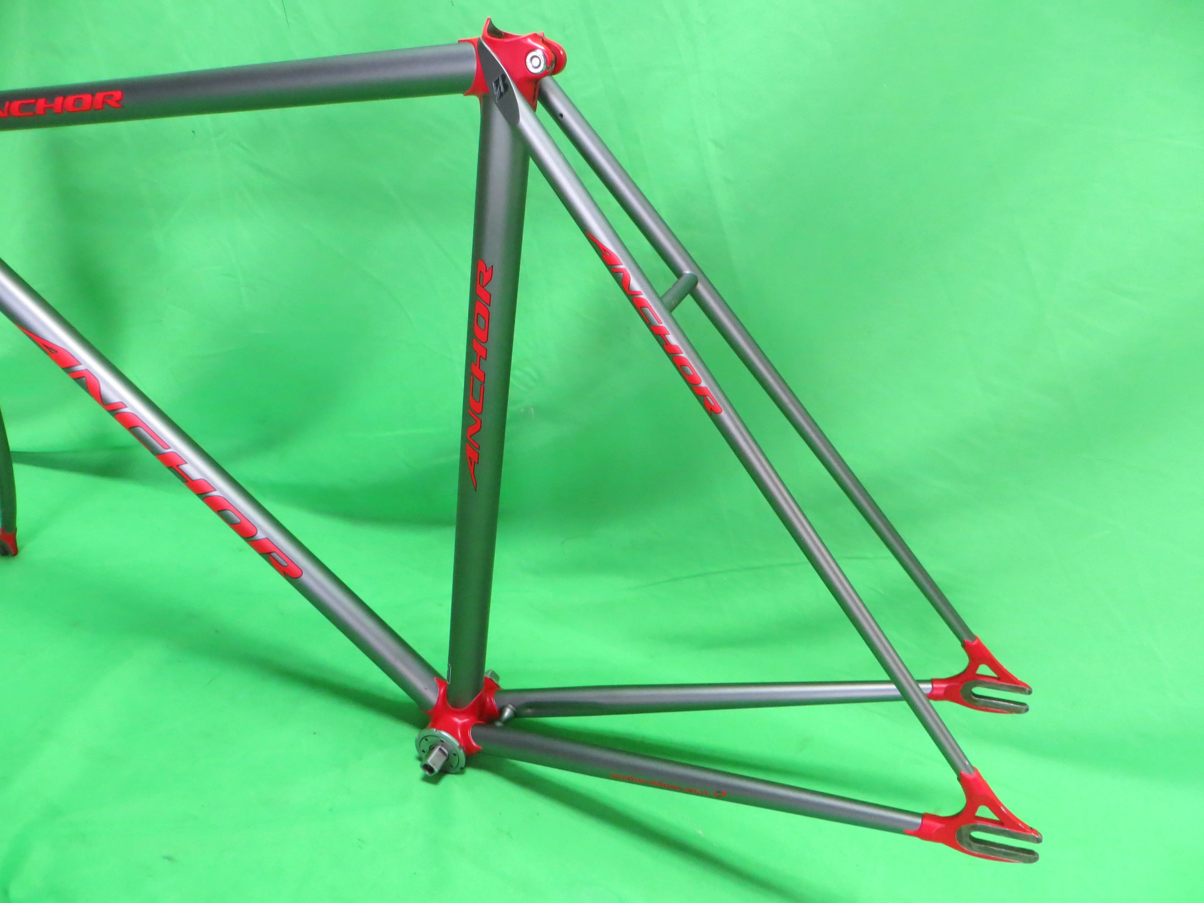 Anchor // Matte Gray Red Lugs // 51cm - Image 7