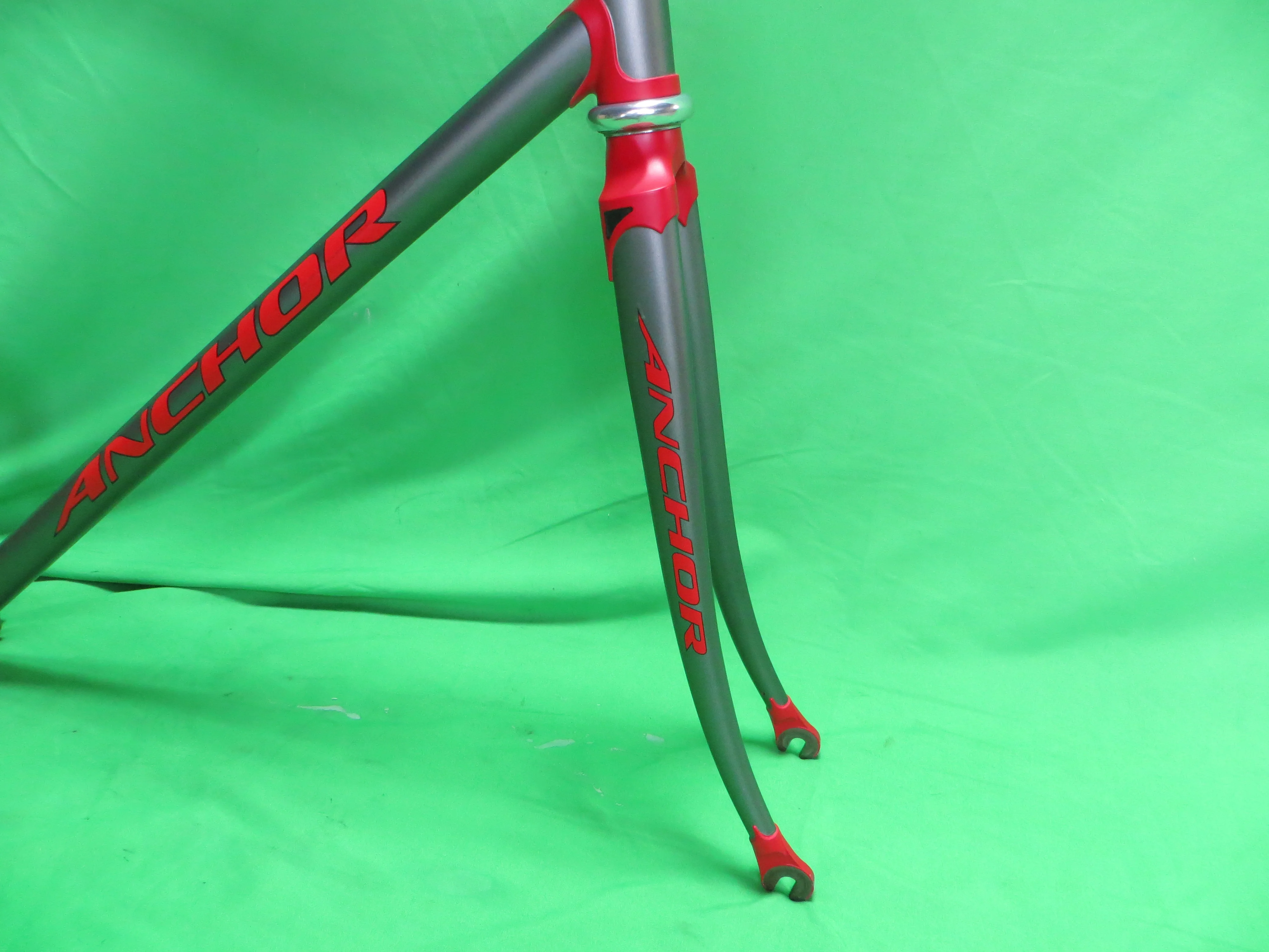 Anchor // Matte Gray Red Lugs // 51cm - Image 9