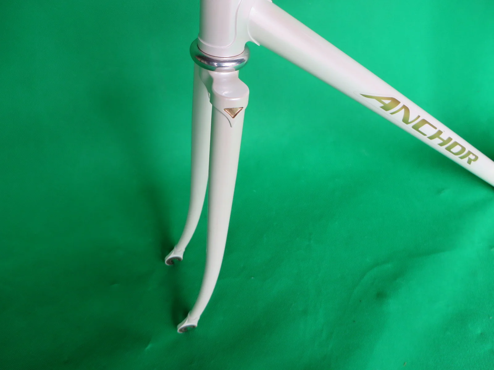Anchor // White w. Gold Decals 2011 // 52.5cm - Image 3