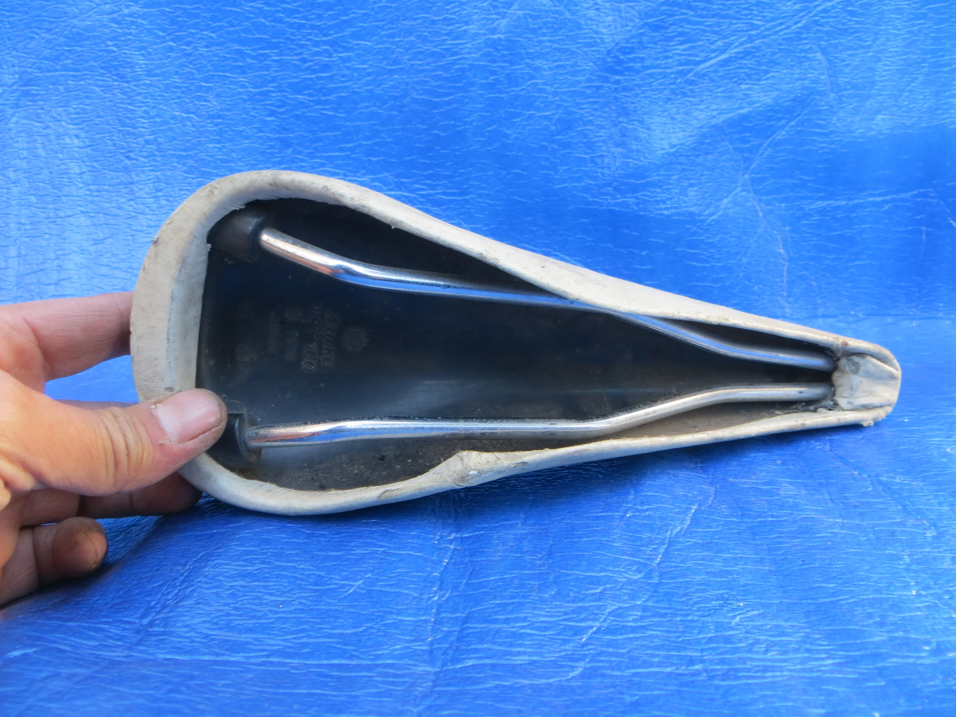 Ariake Pist 100 Unpadded 44mm Rail Saddle NJS Approved (24120609) - Image 5