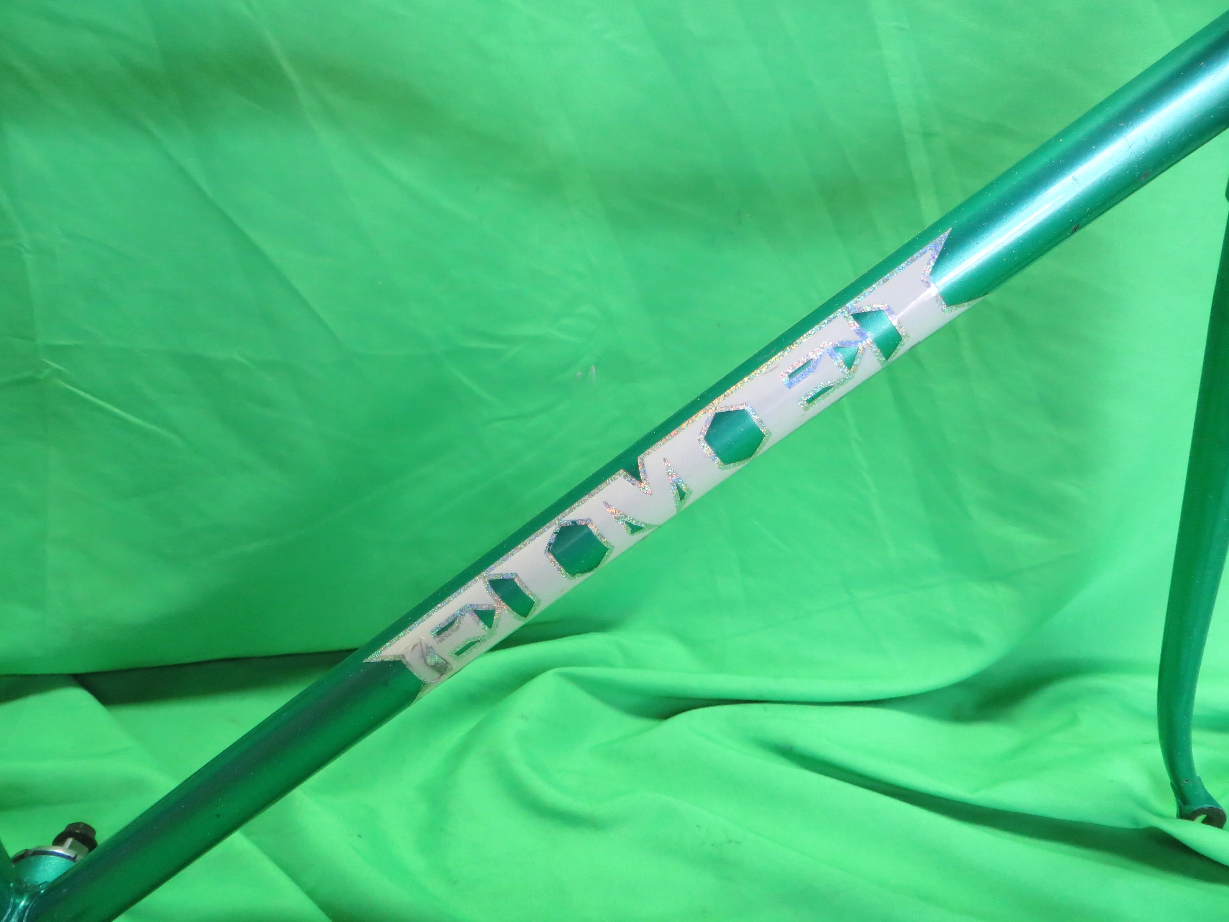 EIMEI // Green Metallic with Rainbow Flake // 52cm - Image 13