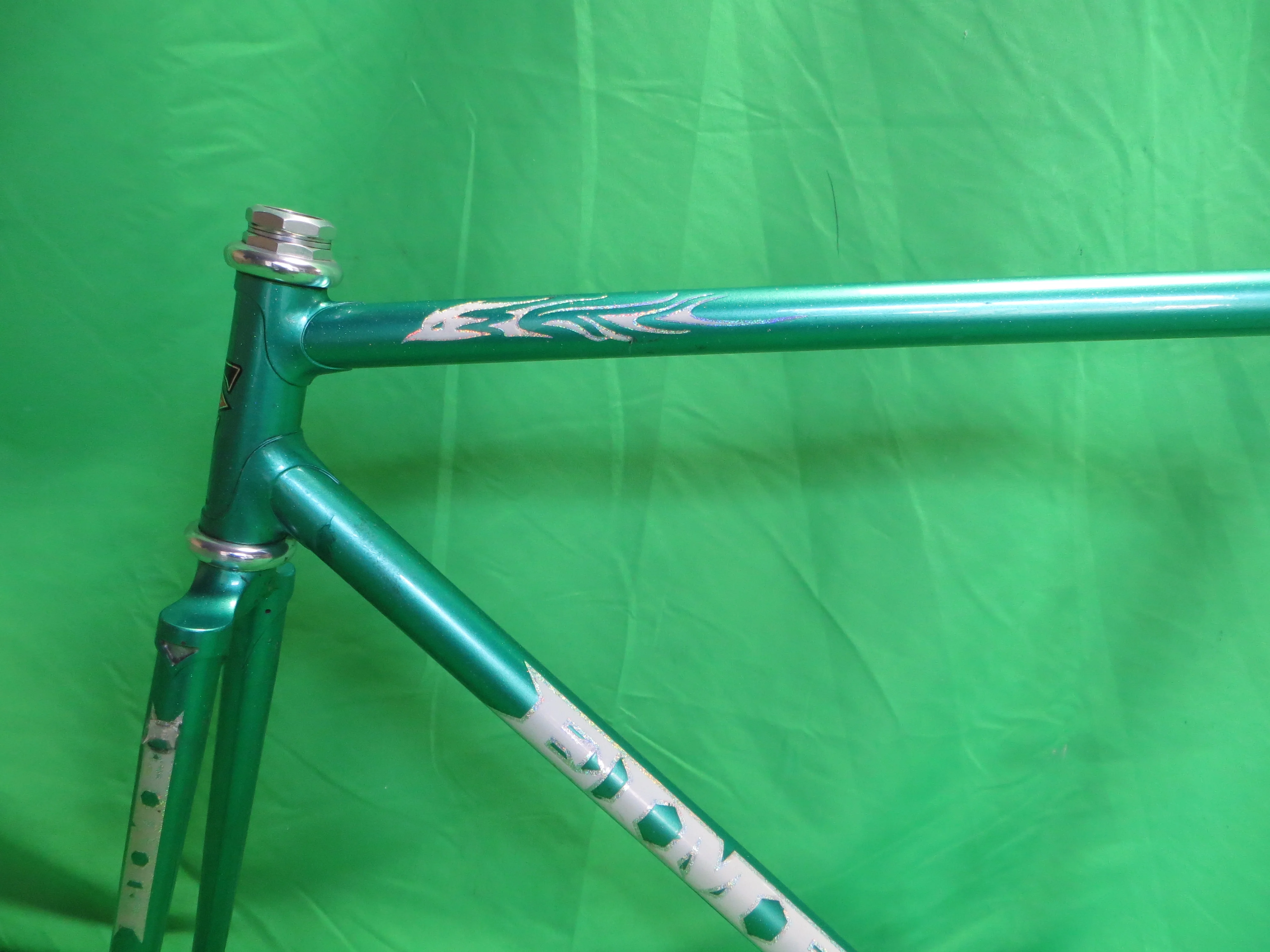 EIMEI // Green Metallic with Rainbow Flake // 52cm - Image 4