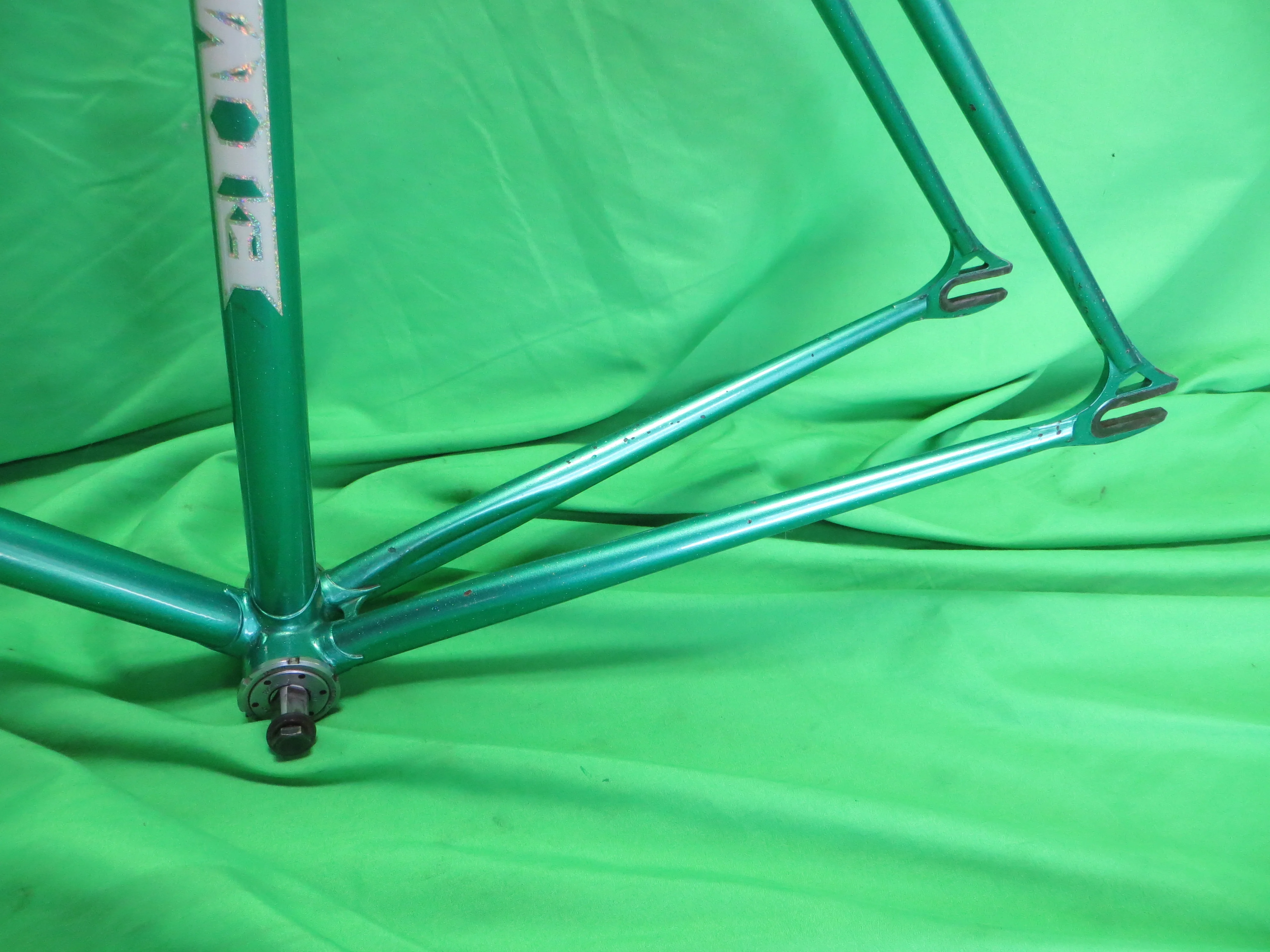 EIMEI // Green Metallic with Rainbow Flake // 52cm - Image 7