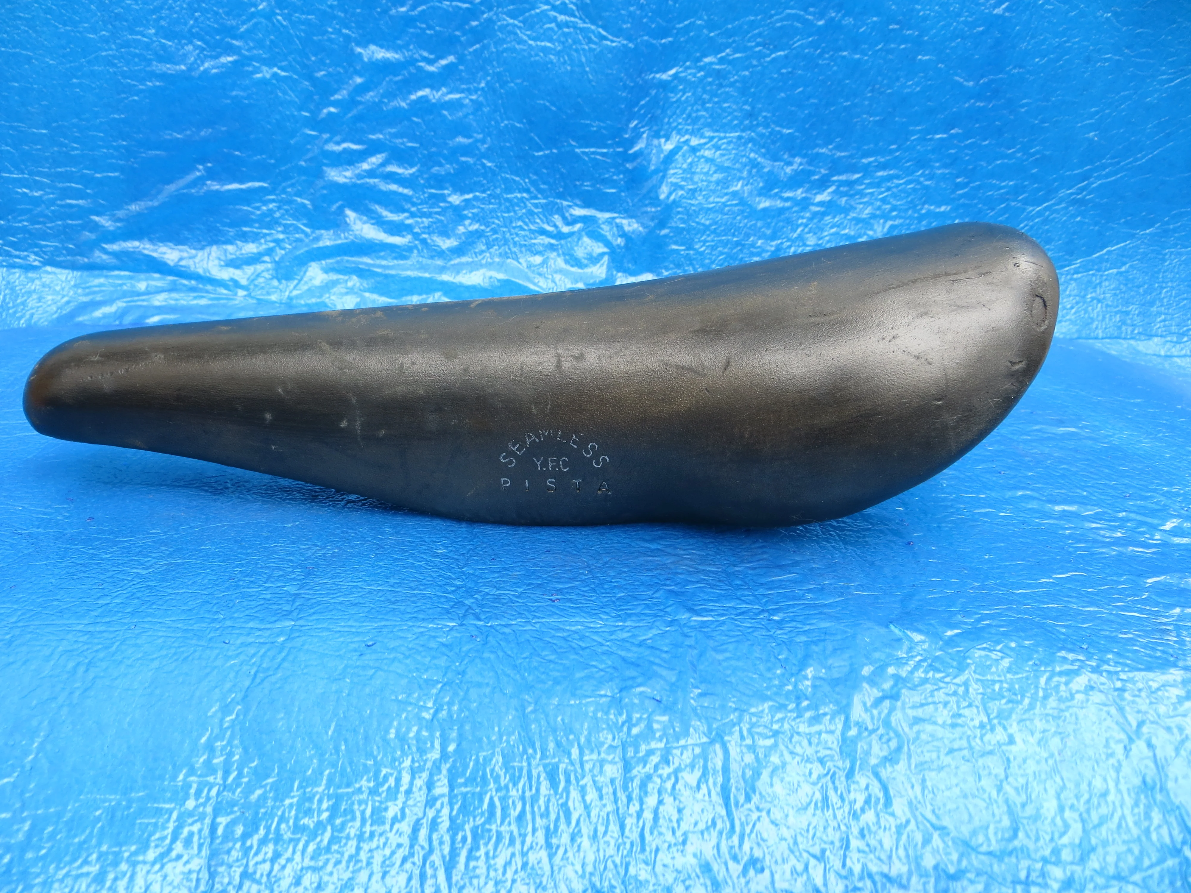 Fujita Seamless Y.F.C PISTA NJS Saddle 44mm (23051521) - Image 3