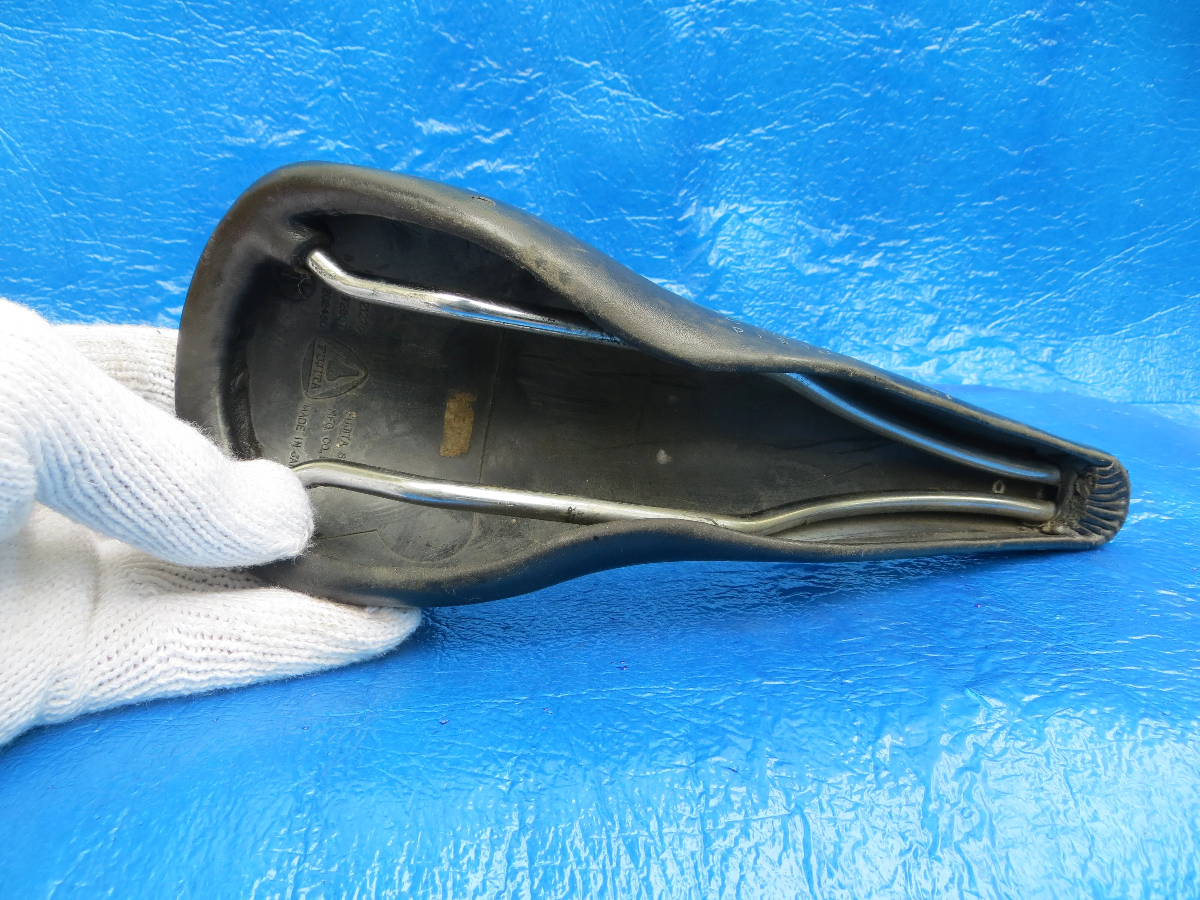 Fujita Seamless Y.F.C PISTA NJS Saddle 44mm (23051521) - Image 5