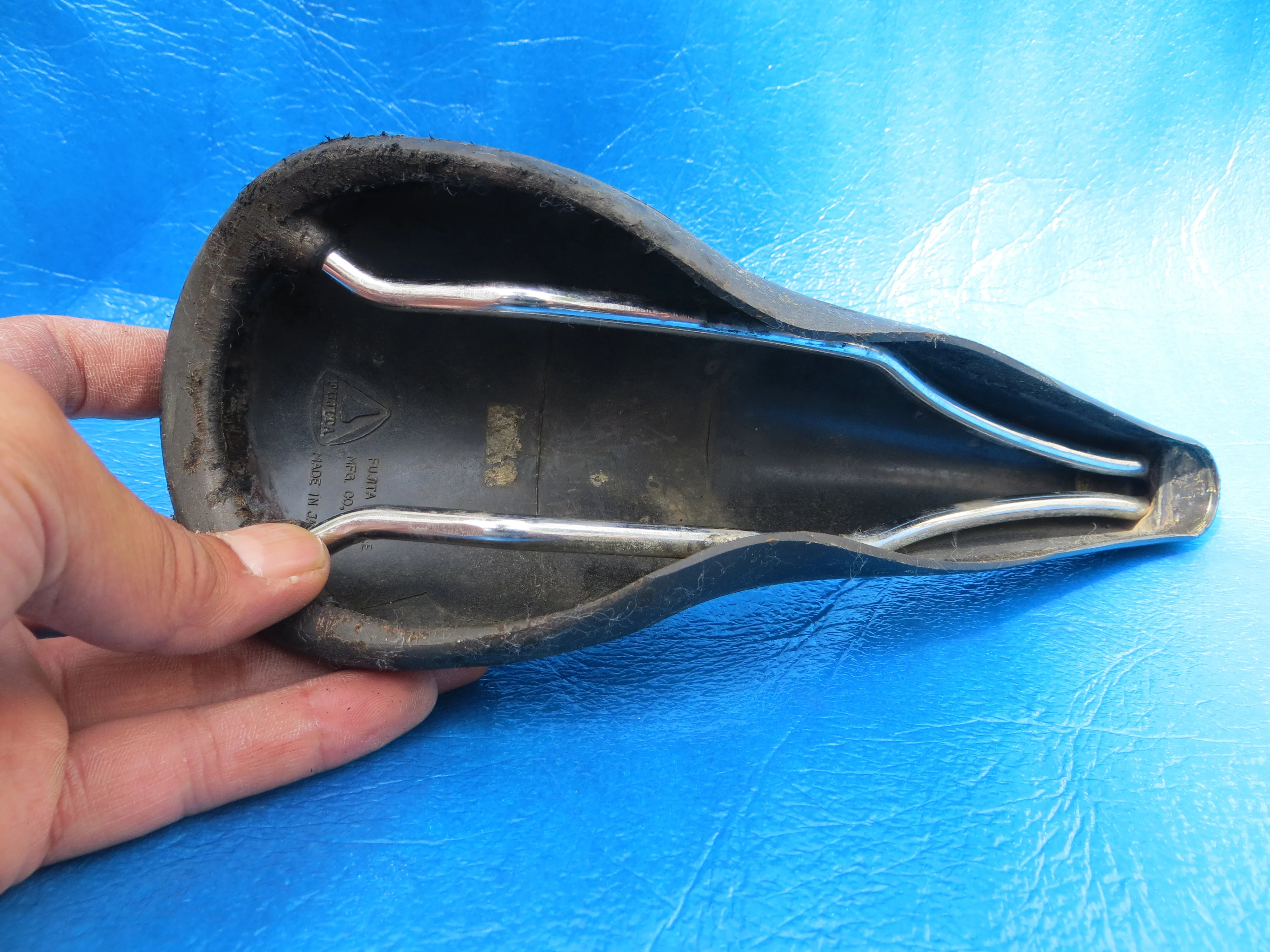 Fujita Seamless Y.F.C PISTA NJS Saddle 44mm (23061801) - Image 5