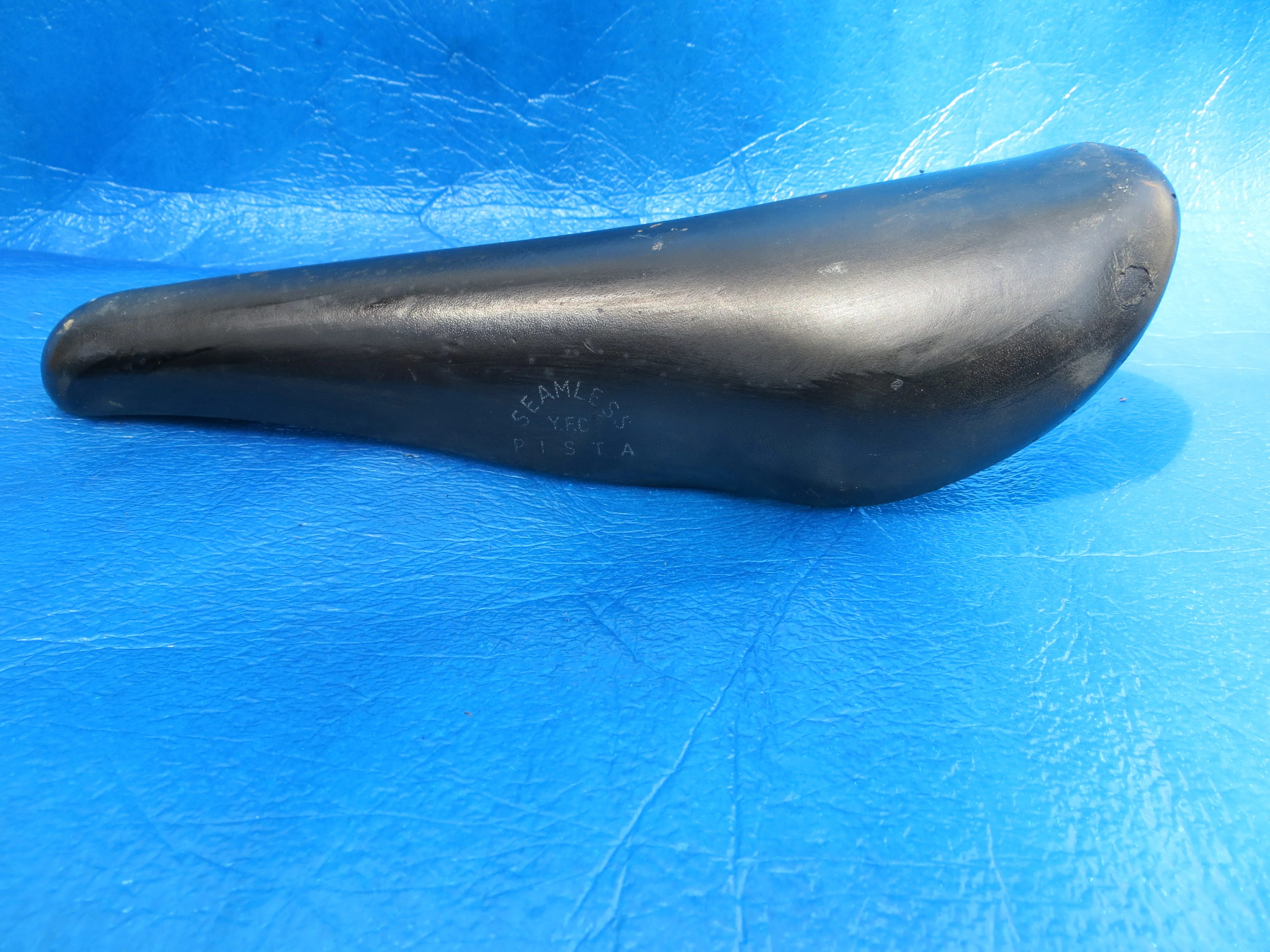 Fujita Seamless Y.F.C PISTA NJS Saddle 44mm (23061802) - Image 3