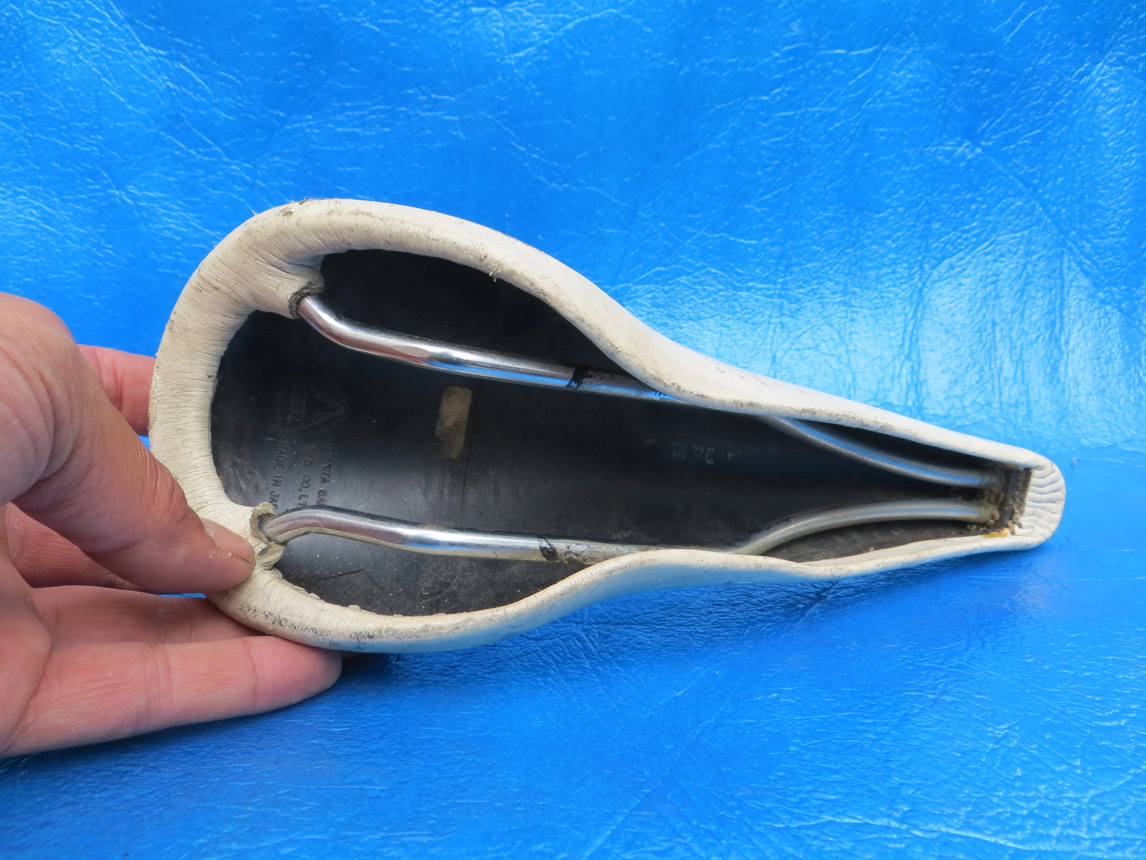 Fujita Seamless Y.F.C PISTA NJS Saddle 44mm (23062202) - Image 5