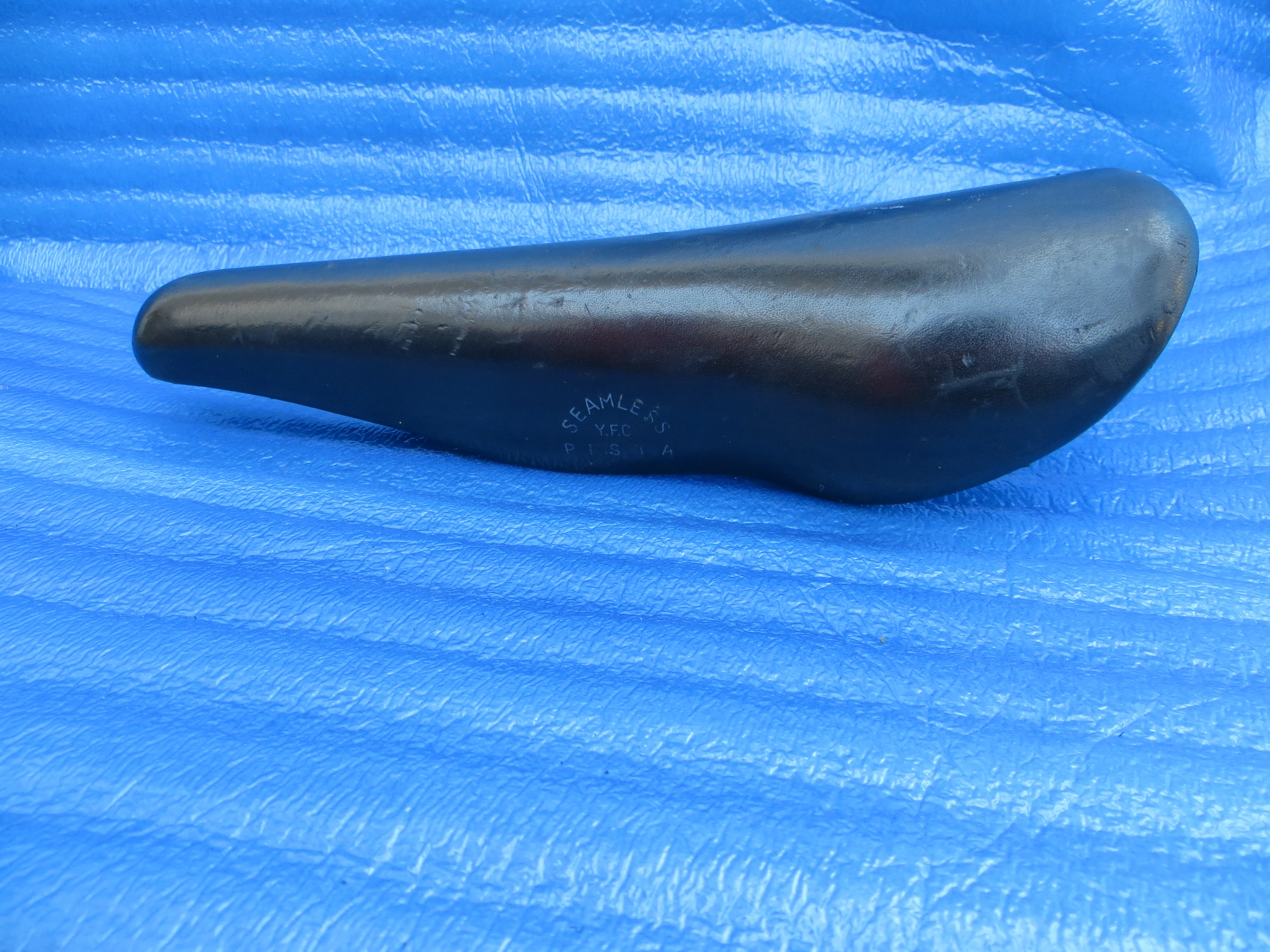 Fujita Seamless Y.F.C PISTA NJS Saddle 44mm (26011628) - Image 3