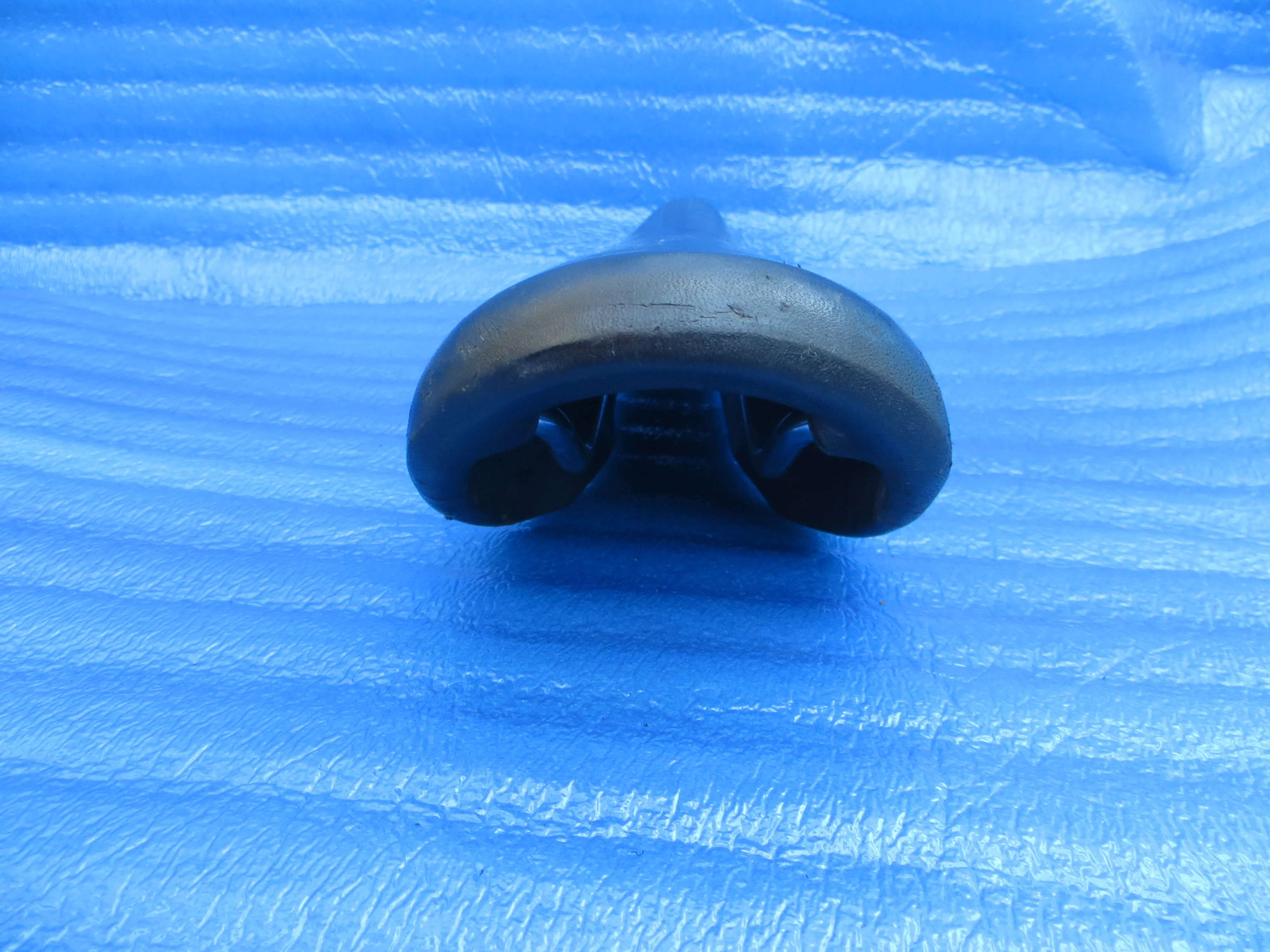 Fujita Seamless Y.F.C PISTA NJS Saddle 44mm (26011628) - Image 4