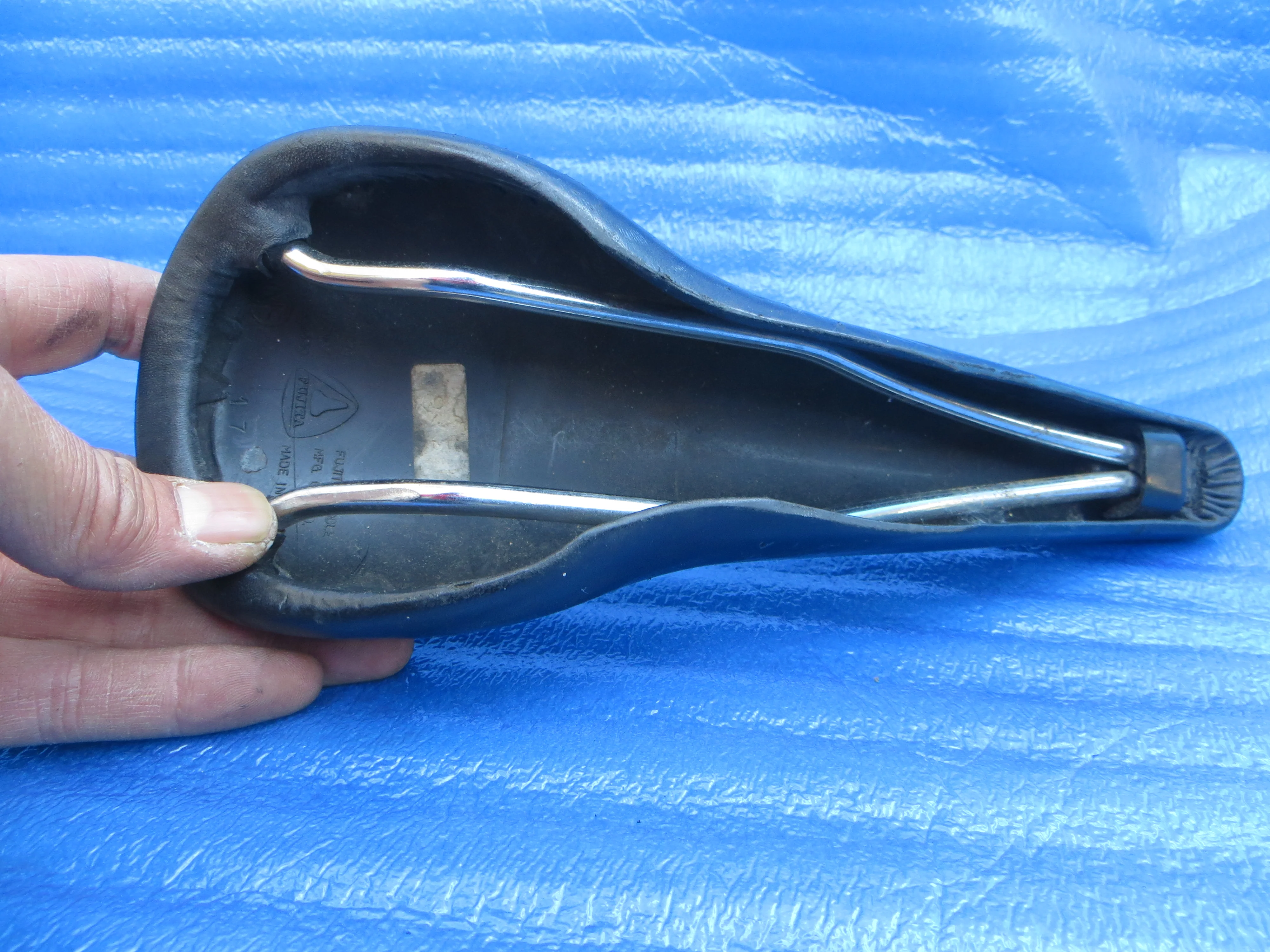 Fujita Seamless Y.F.C PISTA NJS Saddle 44mm (26011628) - Image 5