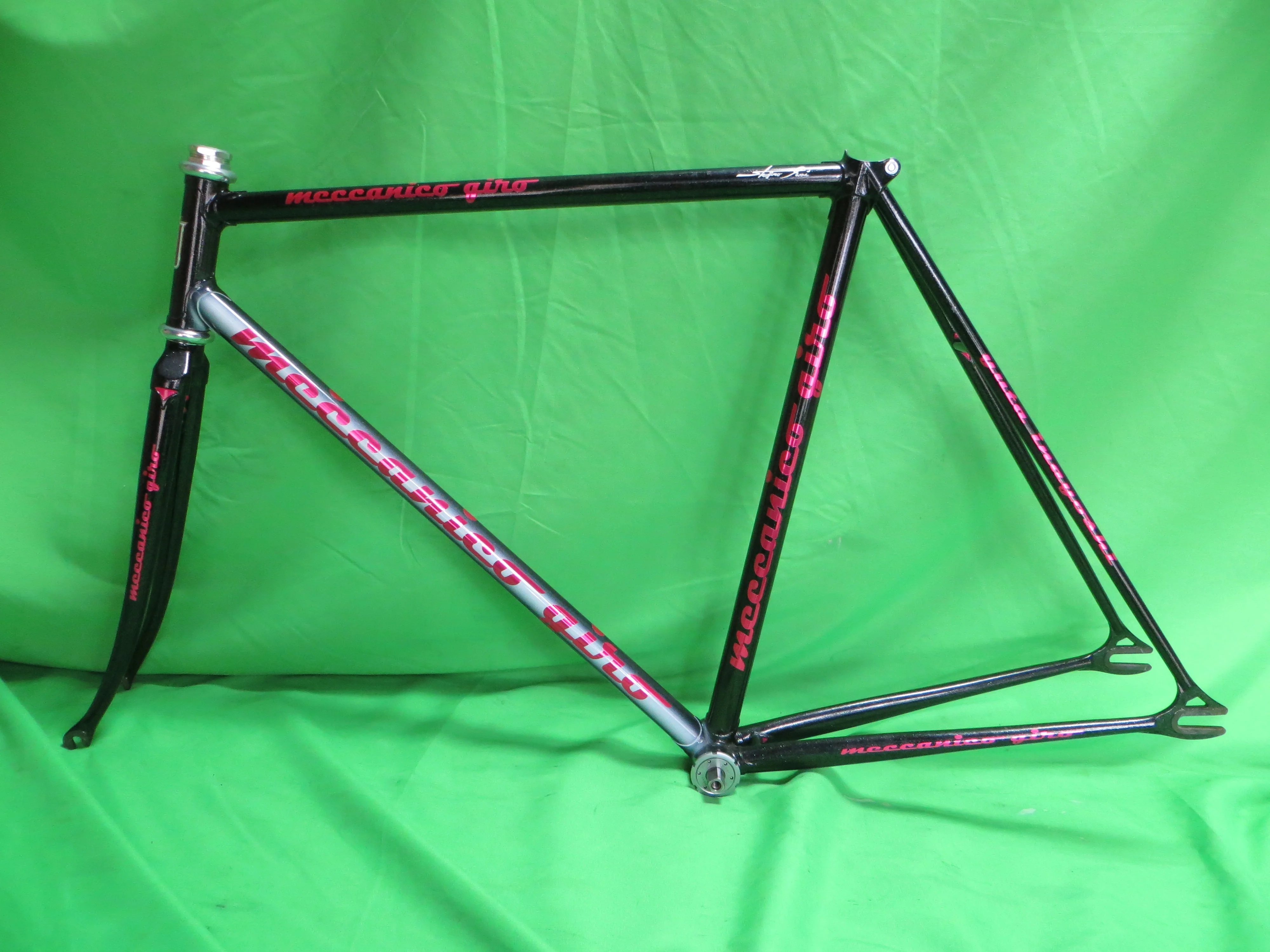 Giro // Black White Fade with Fine Silver Flake // 53.5cm