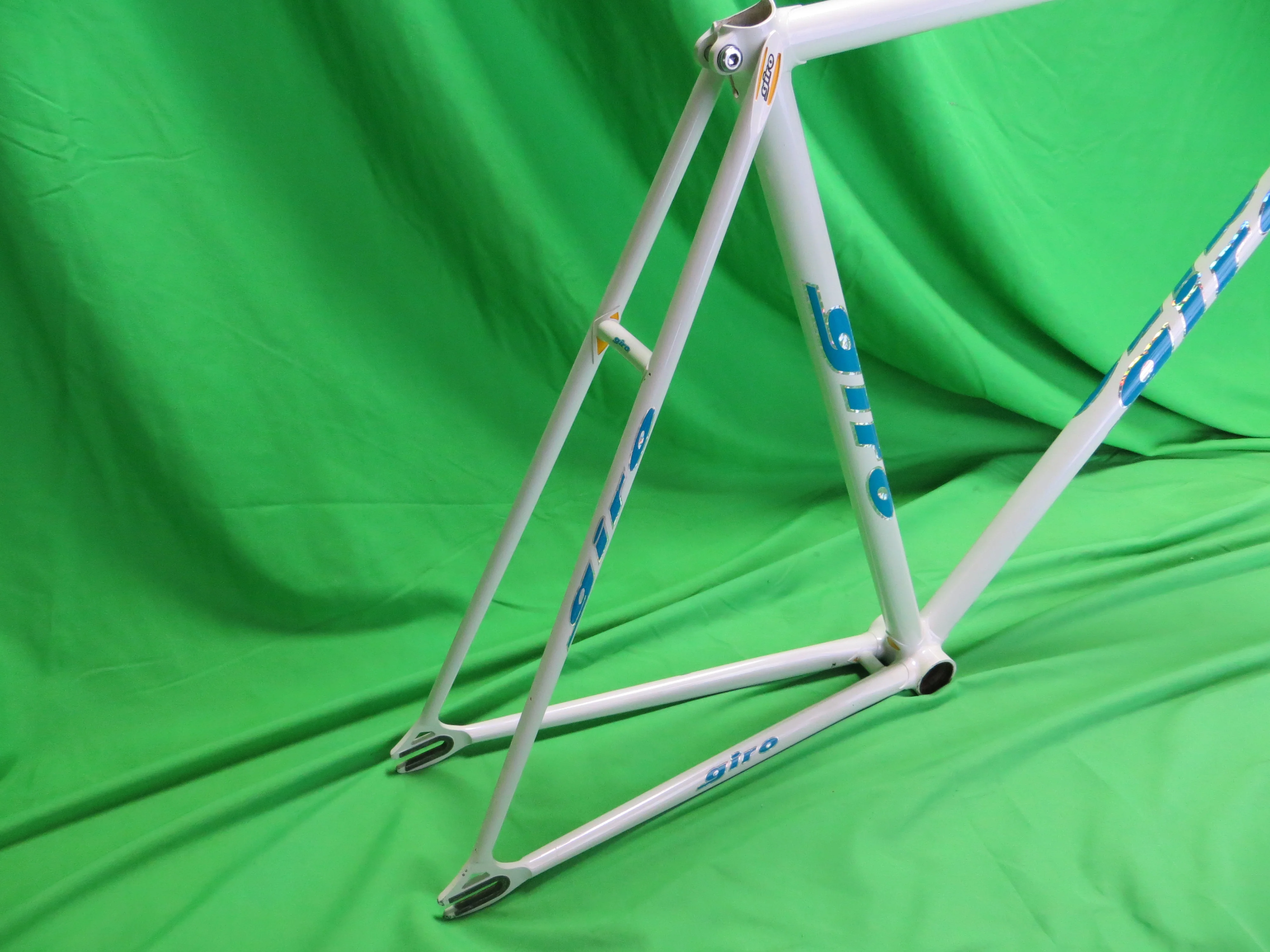 Giro // White // 53.5cm // For Repairs - Image 13
