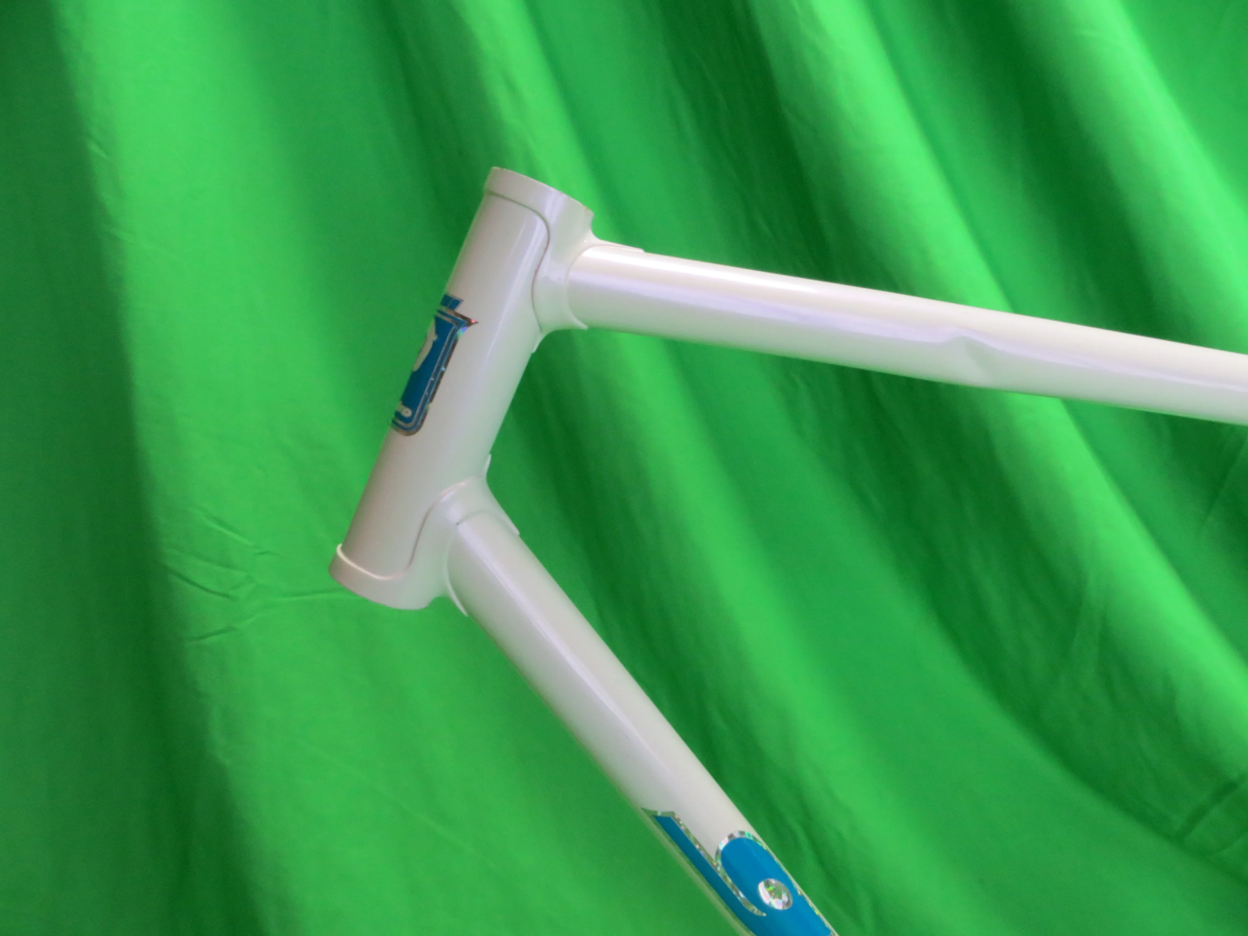 Giro // White // 53.5cm // For Repairs - Image 2