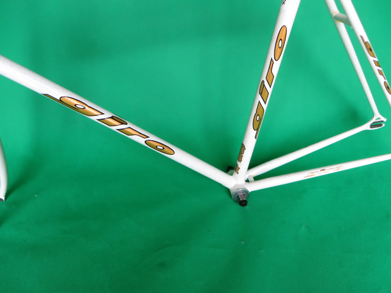 Giro White/Gold Flake {52cm} - Image 10
