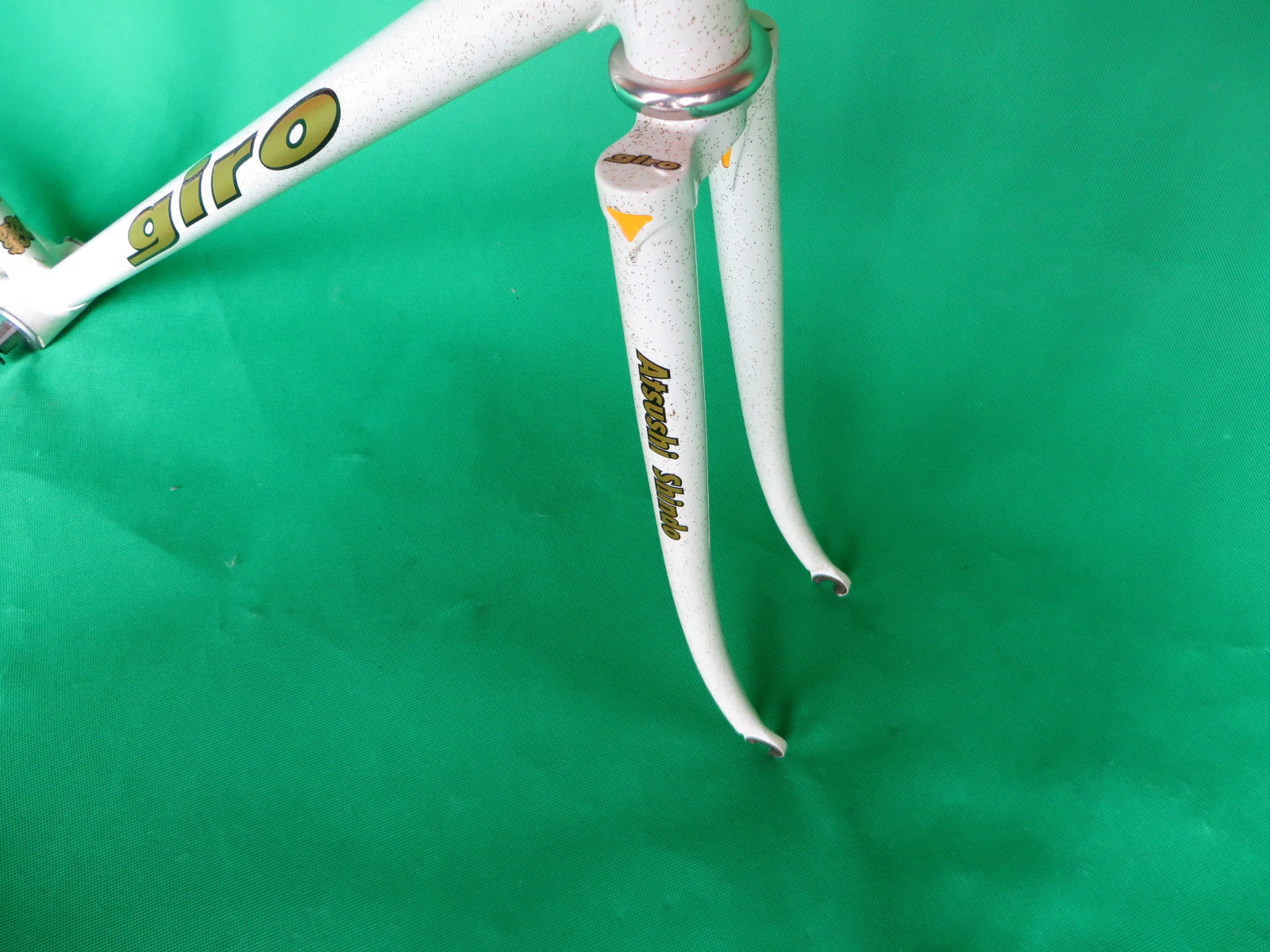 Giro White/Gold Flake {52cm} - Image 2