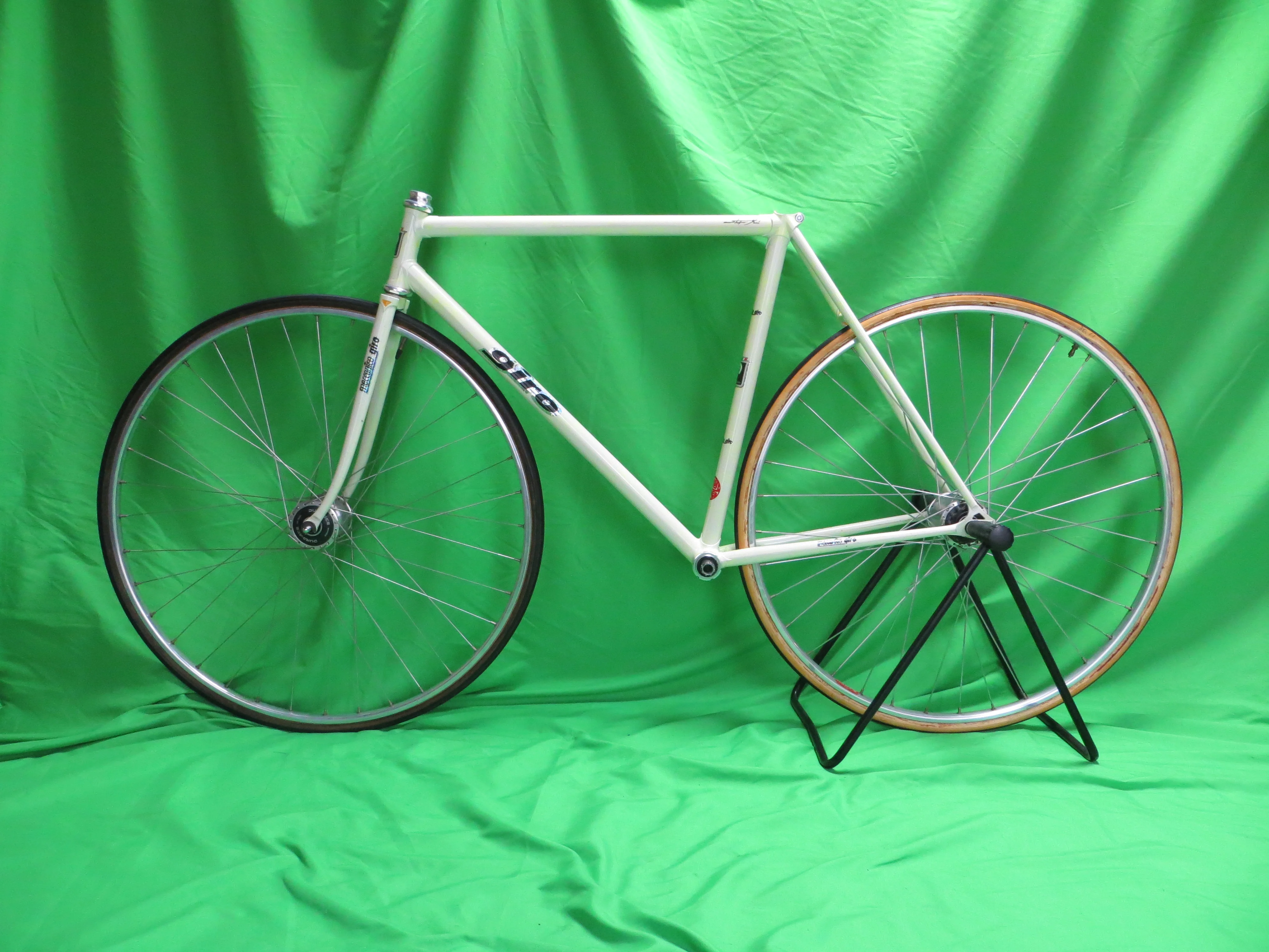 GIRO // White / Neon Yellow Marble Finish // 52cm - Image 17