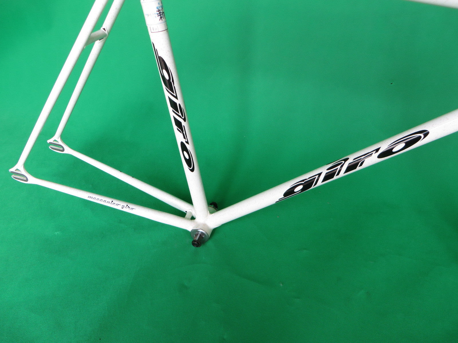 Giro White w Gold flake #4 (52.5cm) - Image 10