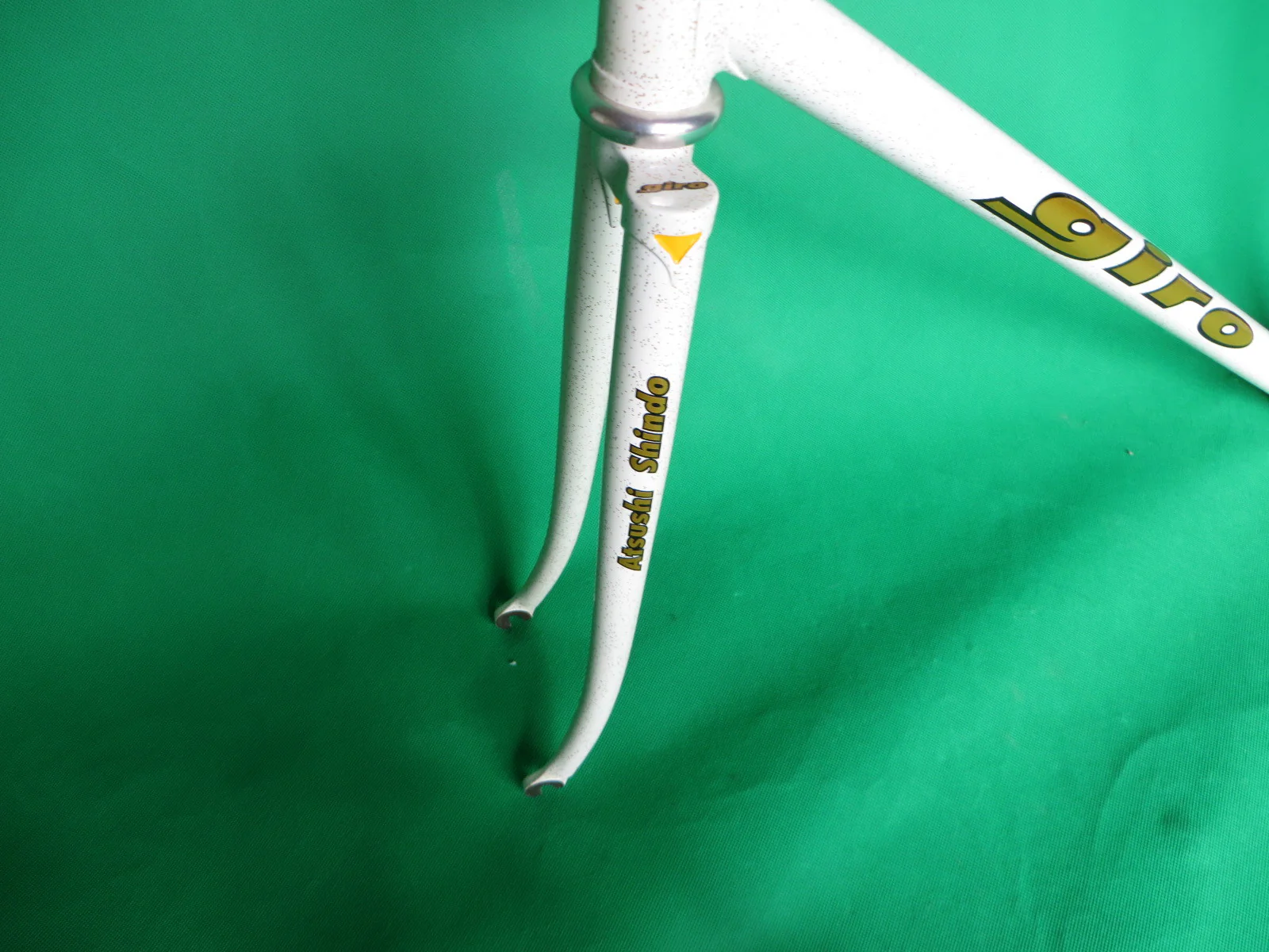 Giro White w Gold flake #3 (52.5cm) - Image 3