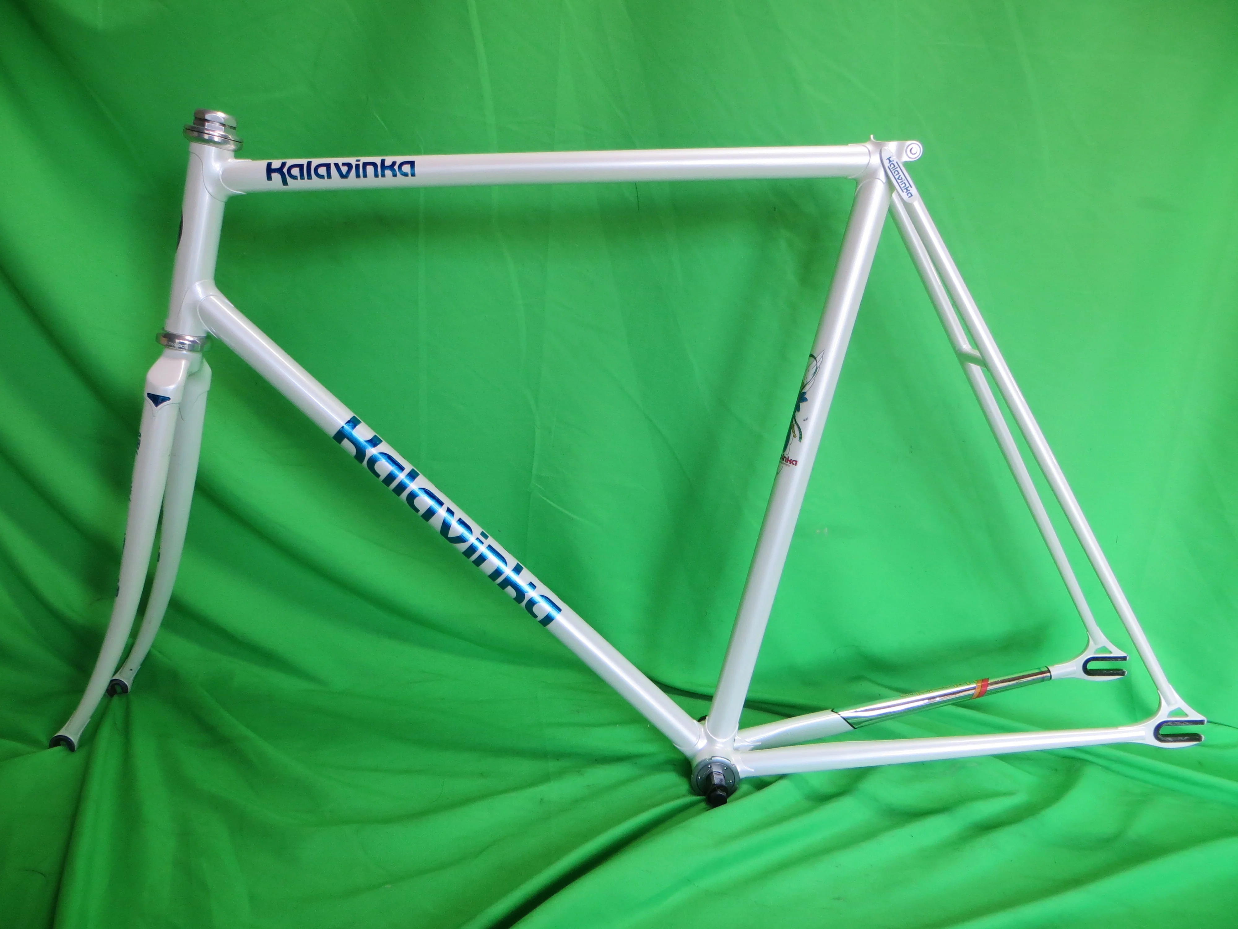 Kalavinka // White // 56.5cm
