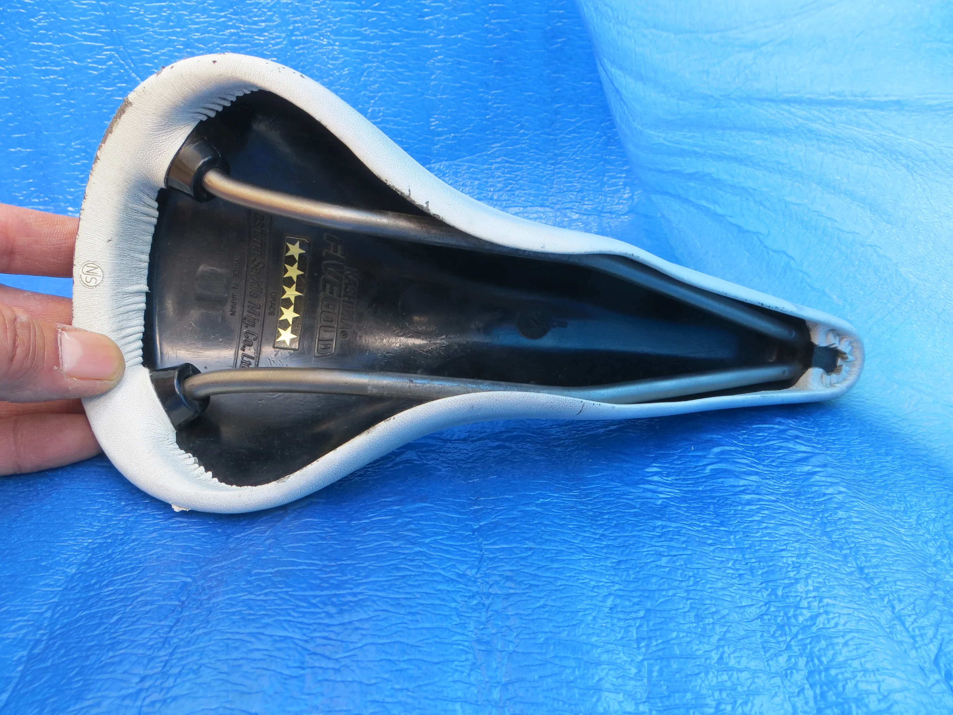Kashima TITANIUM Five Gold FG-4P 44mm NJS Unpadded Saddle (26050301) - Image 5
