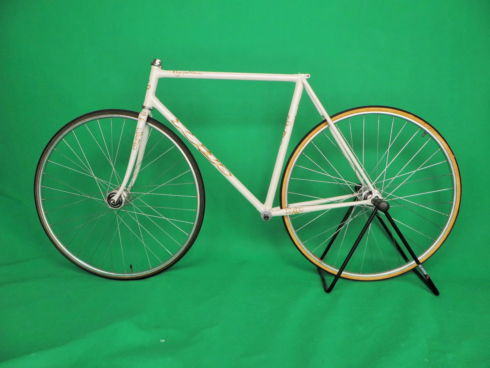 Kiyo Miyazawa // White with Gold Flake// 52.5cm - Image 16