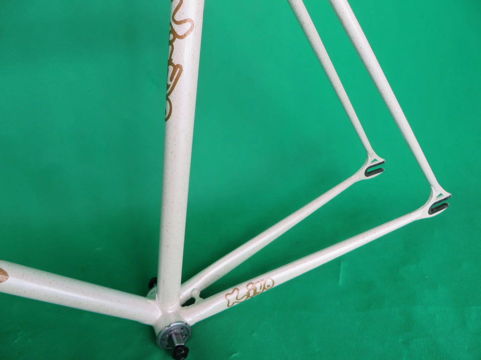 Kiyo Miyazawa // White with Gold Flake// 52.5cm - Image 7