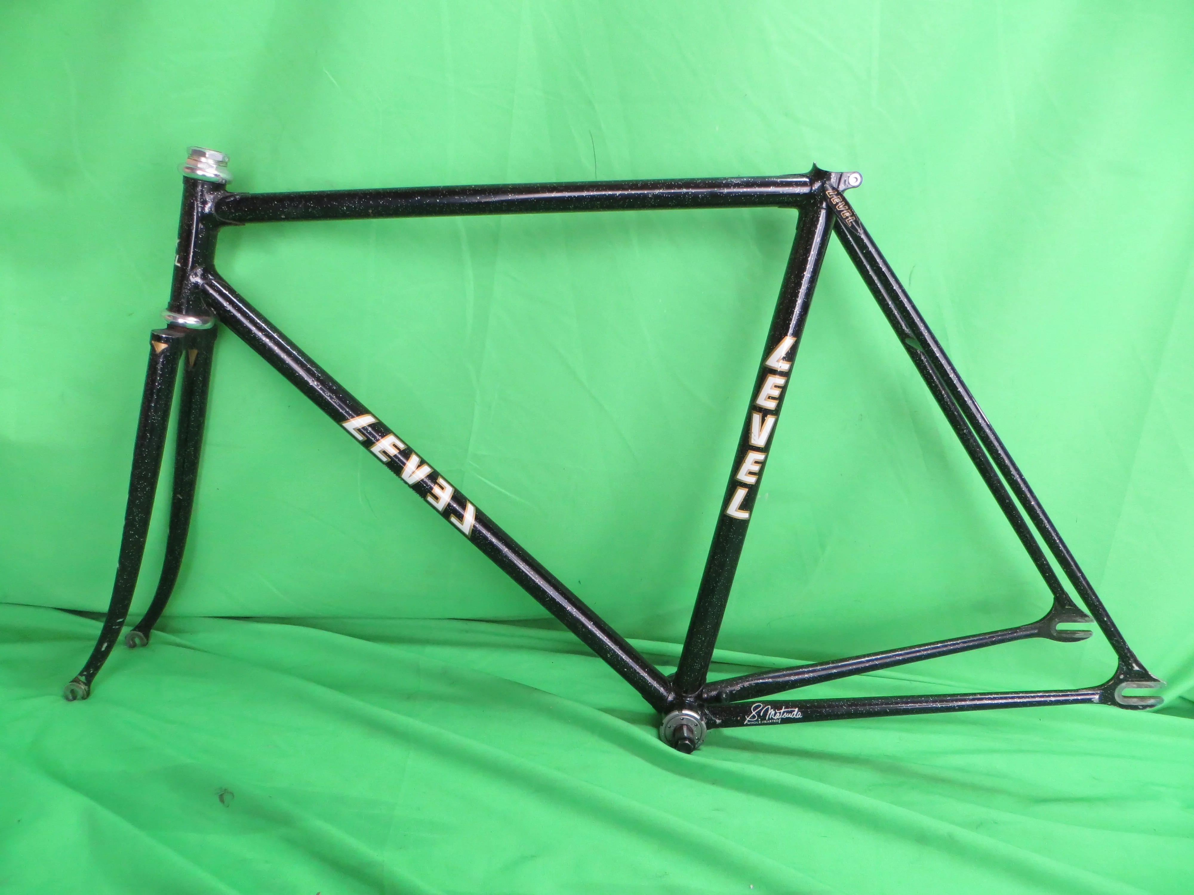 Level // Black with Silver Flake // 51.5cm