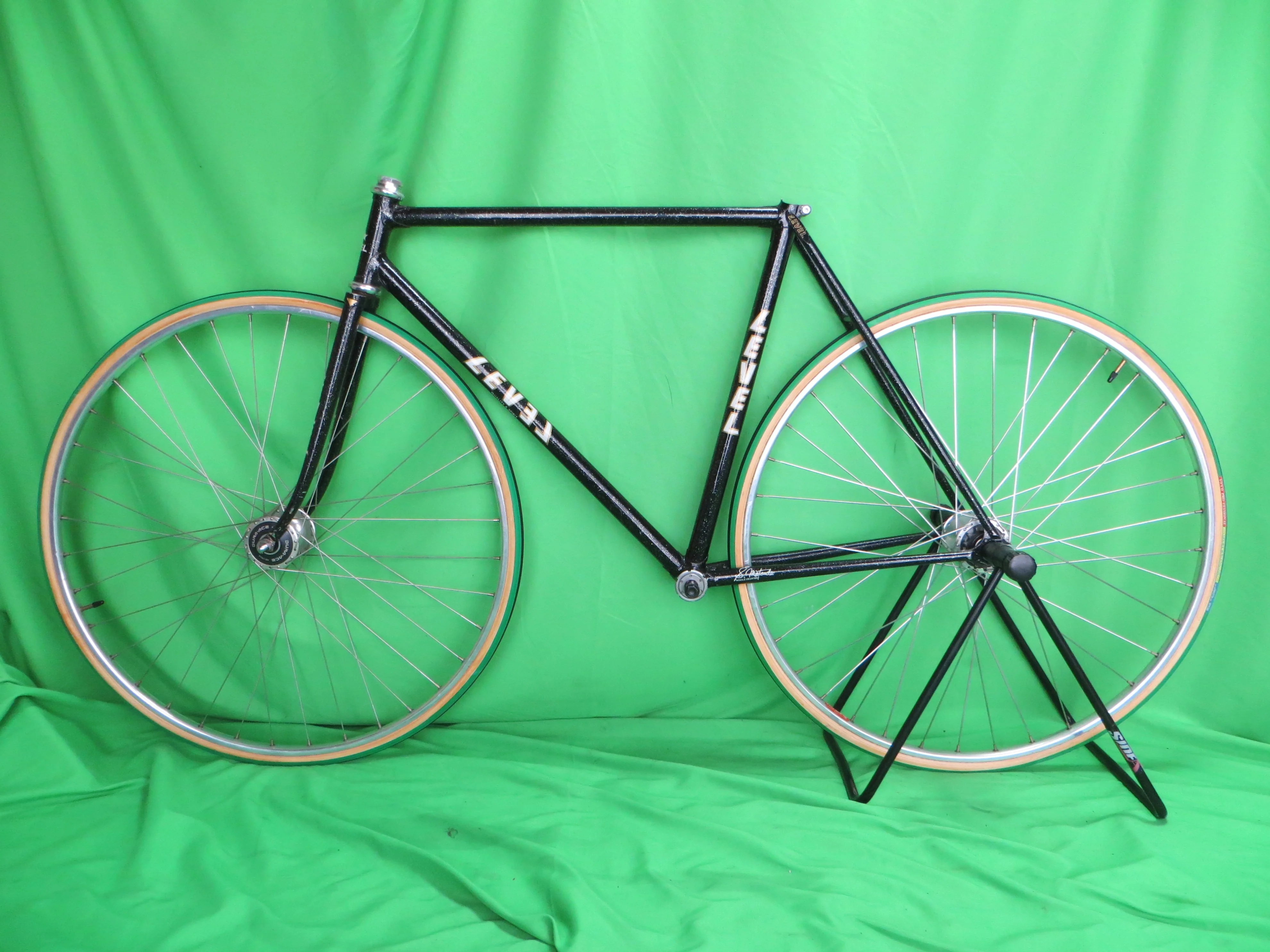 Level // Black with Silver Flake // 51.5cm - Image 17