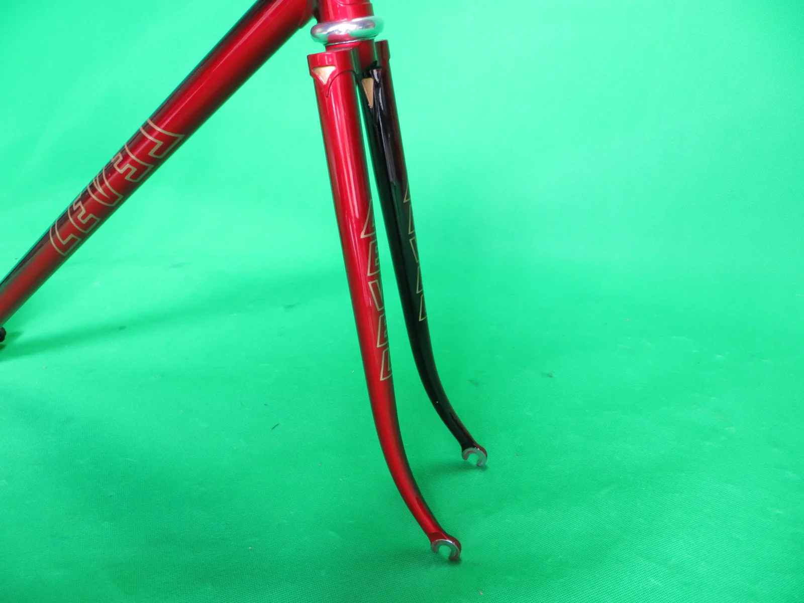 LEVEL // red black fade // 50.5cm - Image 10