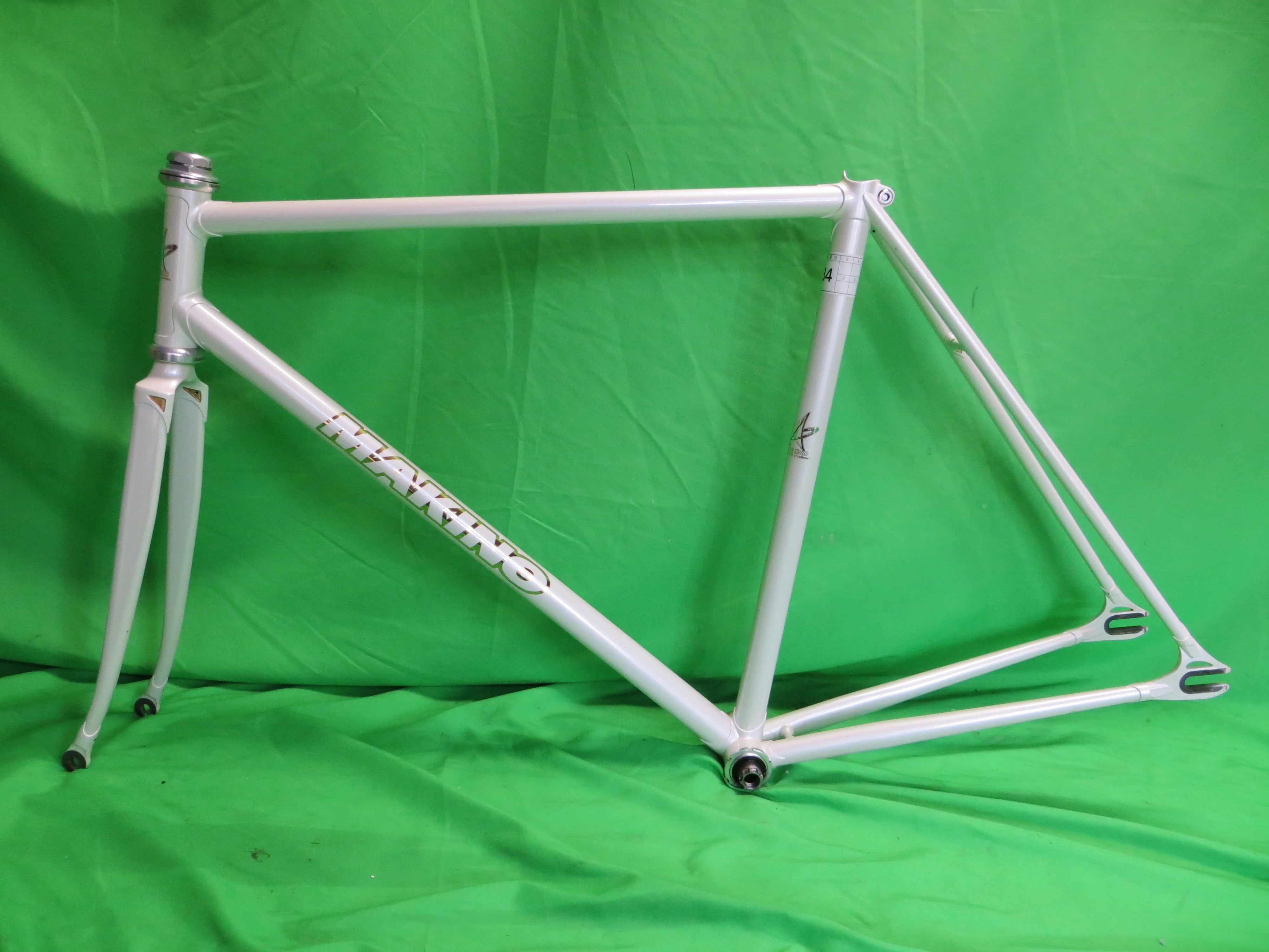 Makino // White // 52cm