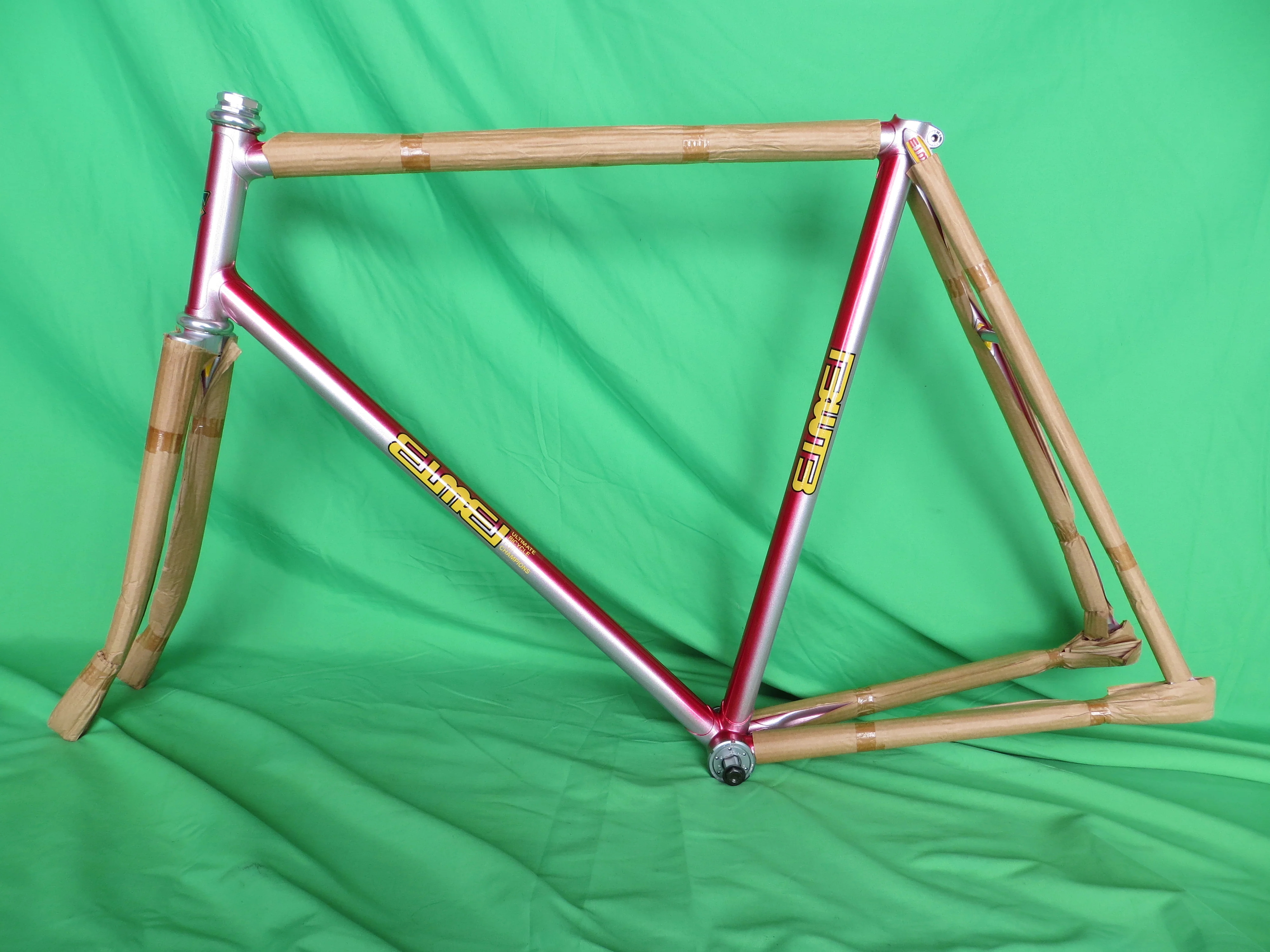 Never Used! /  EIMEI // Red / Silver Fade // 57.5cm