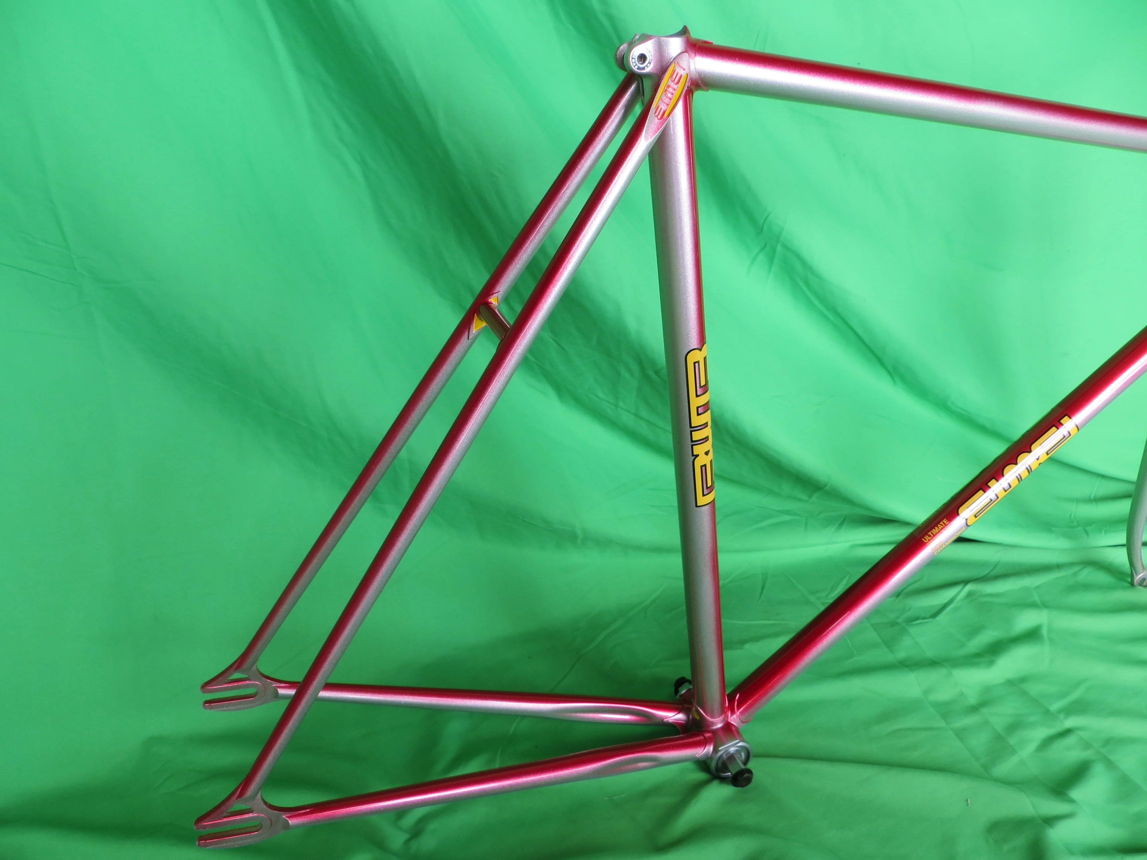 Never Used! /  EIMEI // Red / Silver Fade // 57.5cm - Image 15