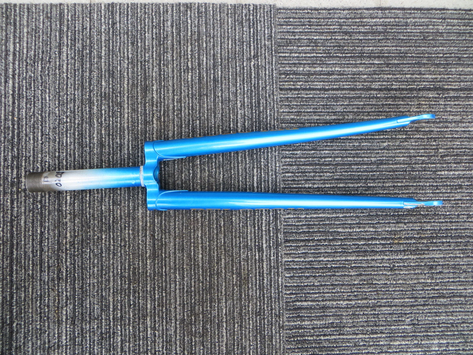 Peloton Front Fork 141mm Steering Column Length / 9mm Axle Slot - Image 2