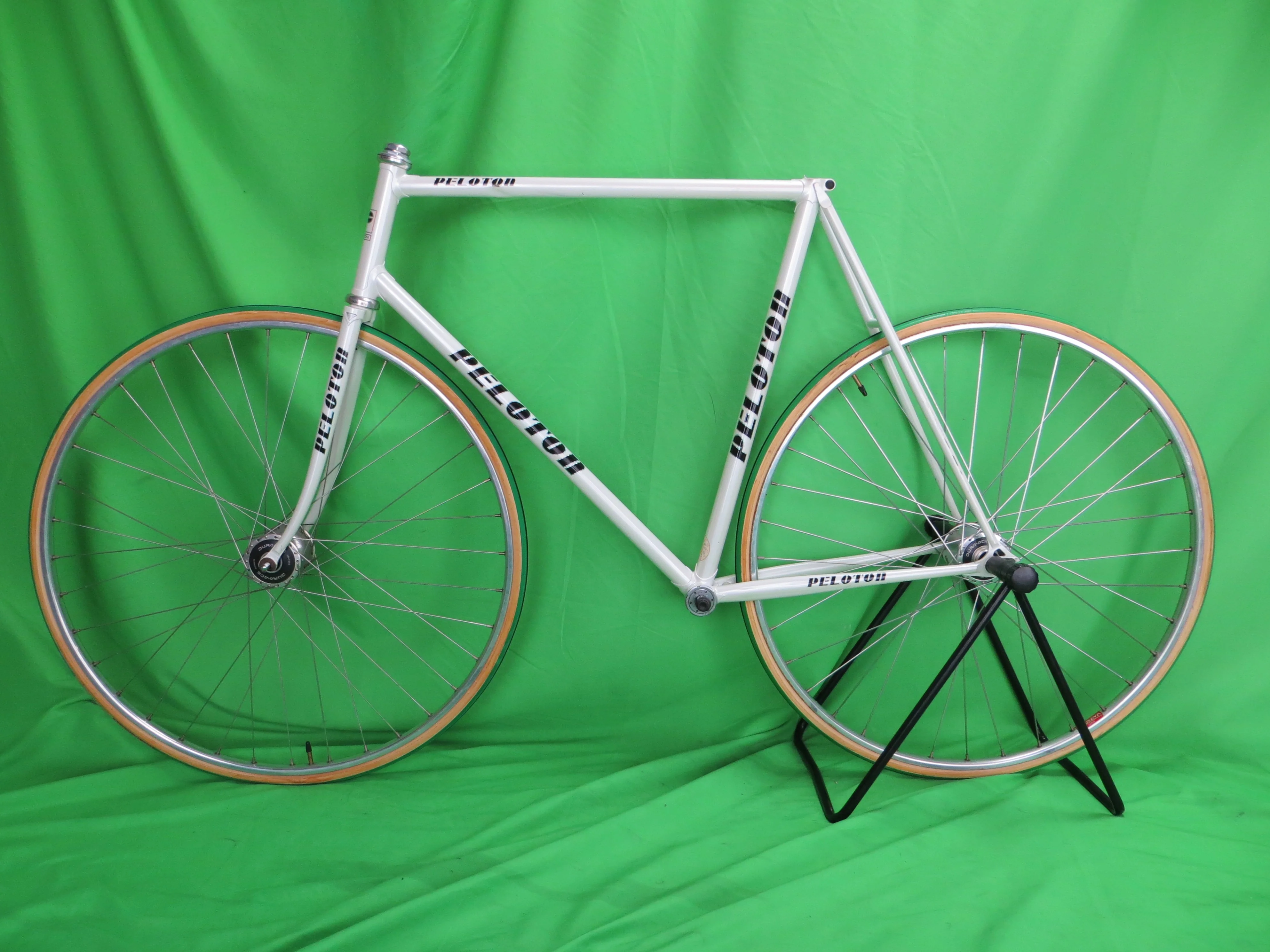 Peloton // White // 57.5cm - Image 14