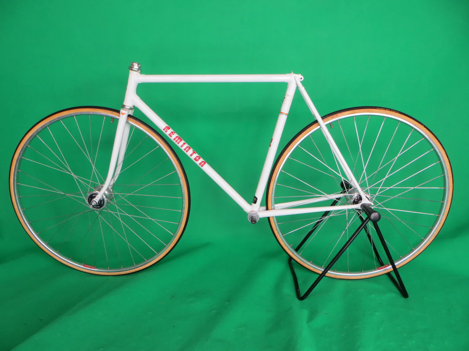 REMINTON // White 1995 // 51.5cm - Image 16