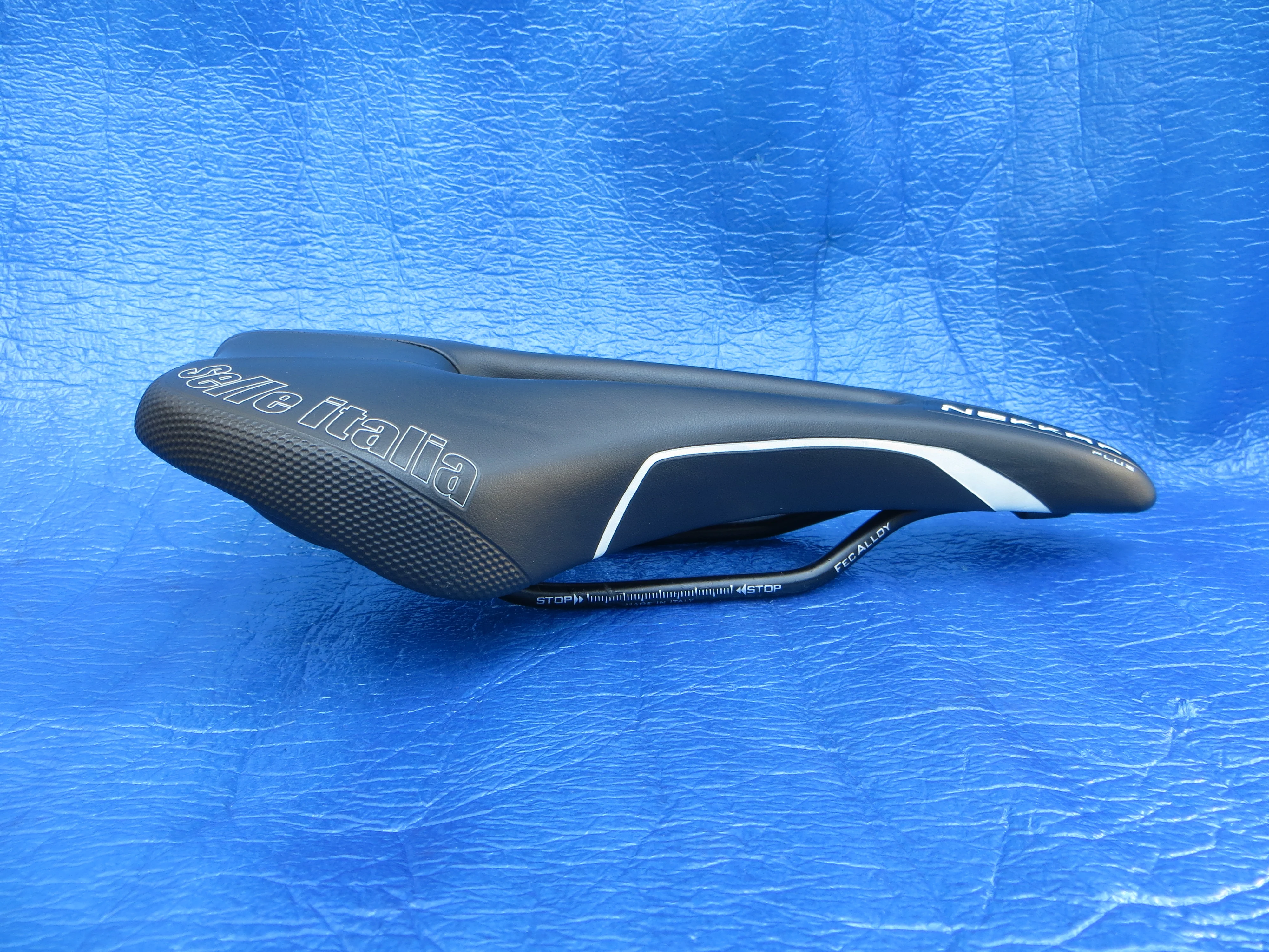 Selle ITALIA Nekkar 44mm Rail PADDED Saddle Non NJS (25032201)