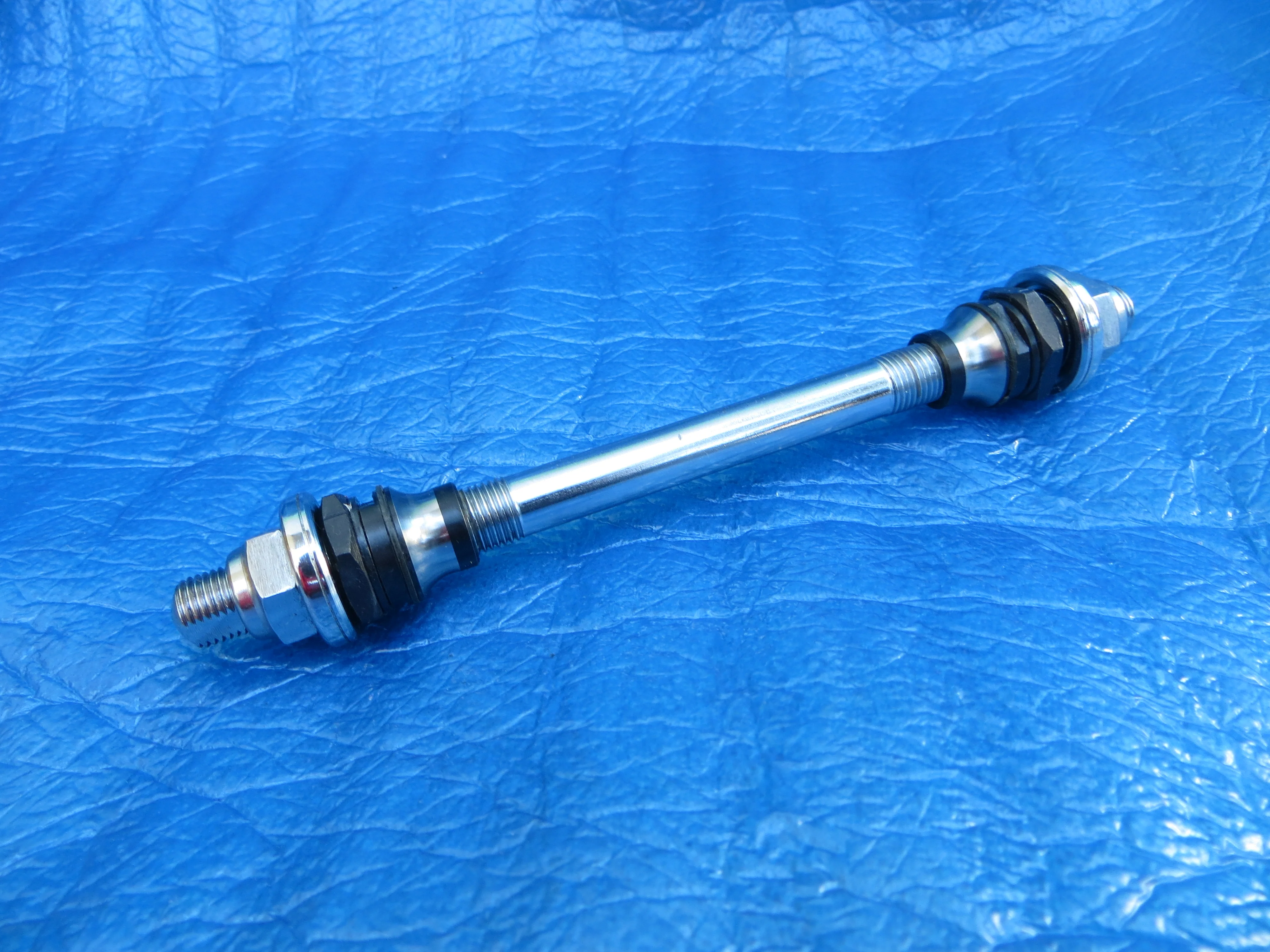 Shimano Dura Ace HB-7600 8mm Rear Axle with hub nuts and cones (25113003)
