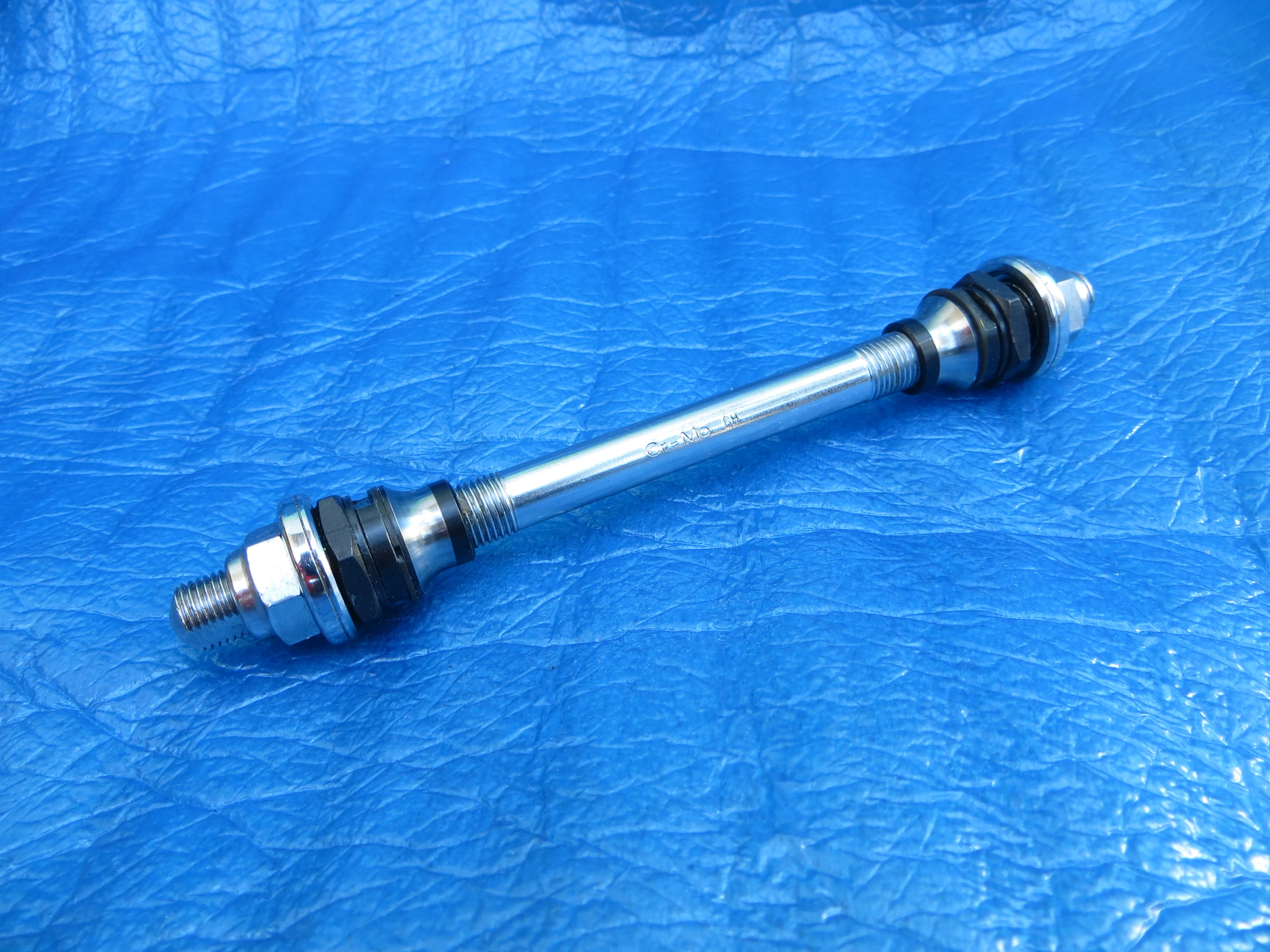 Shimano Dura Ace HB-7600 8mm Rear Axle with hub nuts and cones (25113003) - Image 2
