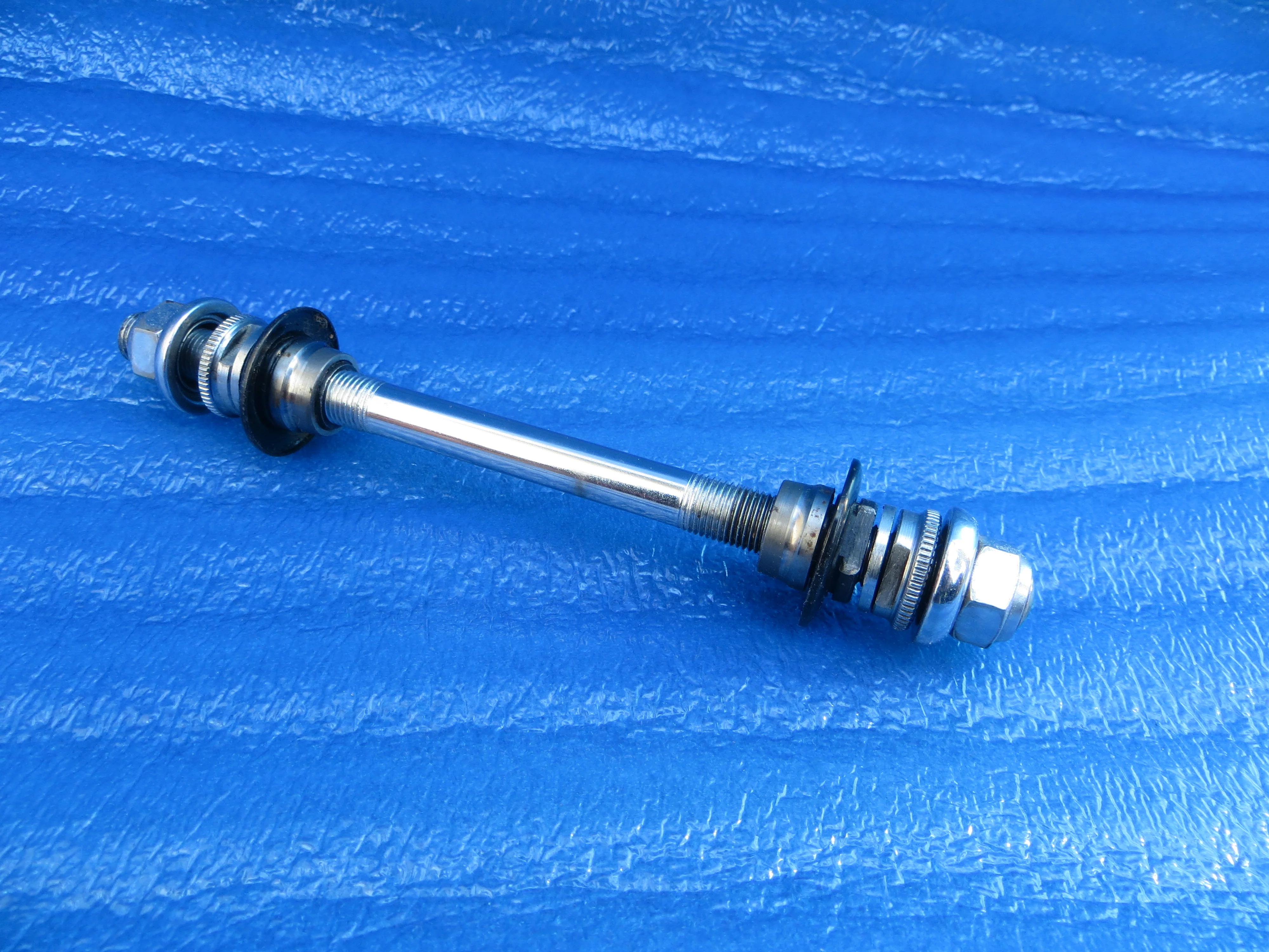 Suntour Superbe Pro Rear Hub Axle 10mm / 120mm (26011004) - Image 2